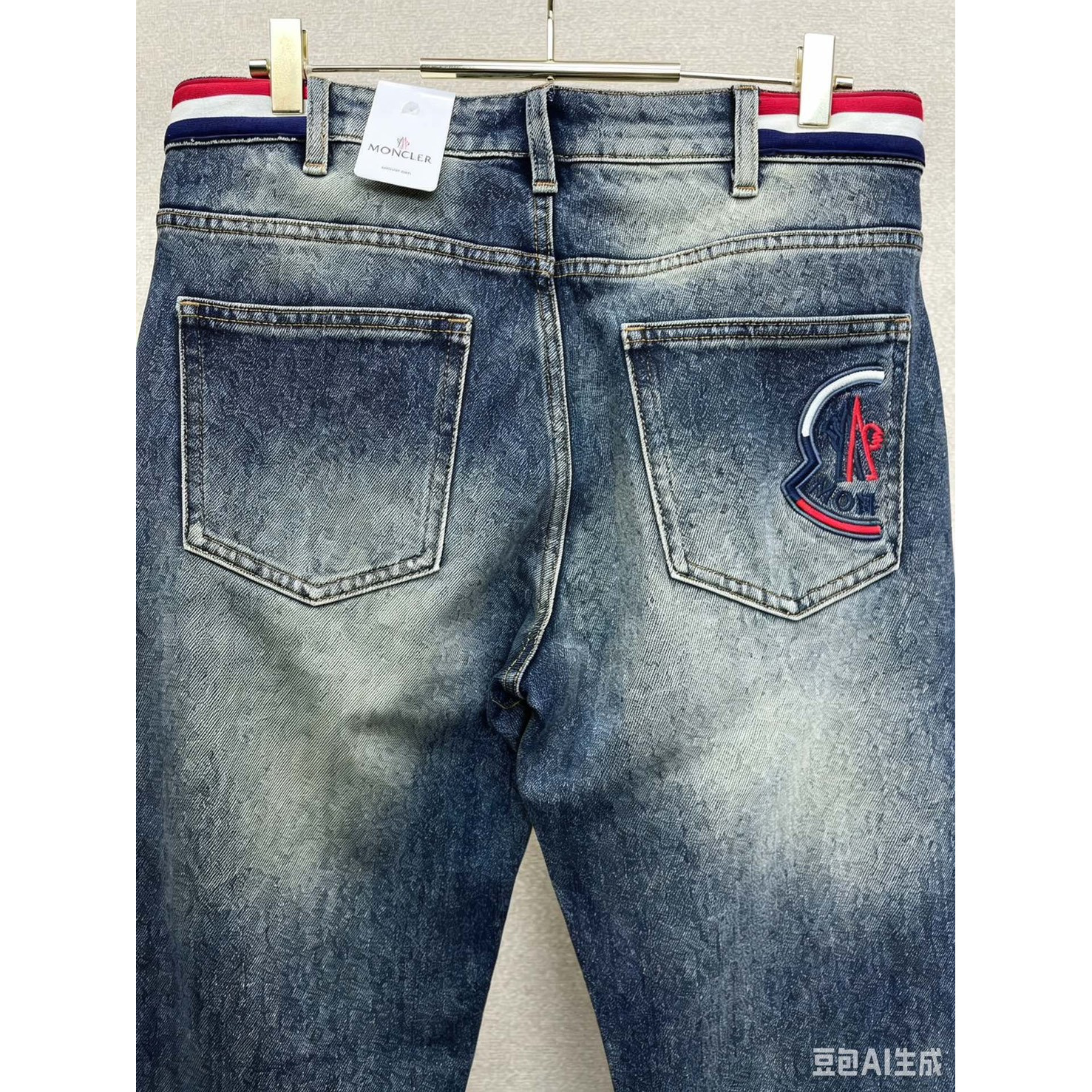 <p>Moncler&nbsp;休闲牛仔裤</p>