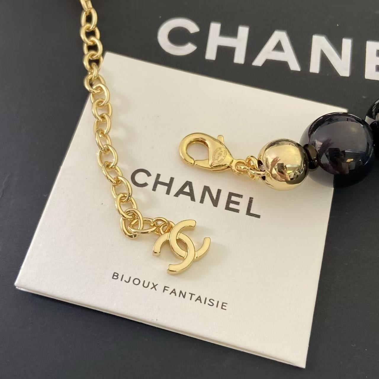 <p>CHANEL 抱珠吊金珠项链</p>