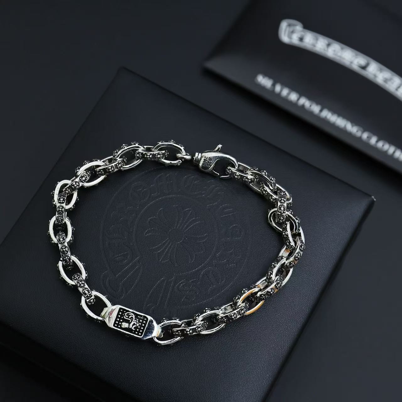 <p>CHROME HEARTS&nbsp;复古手链</p>