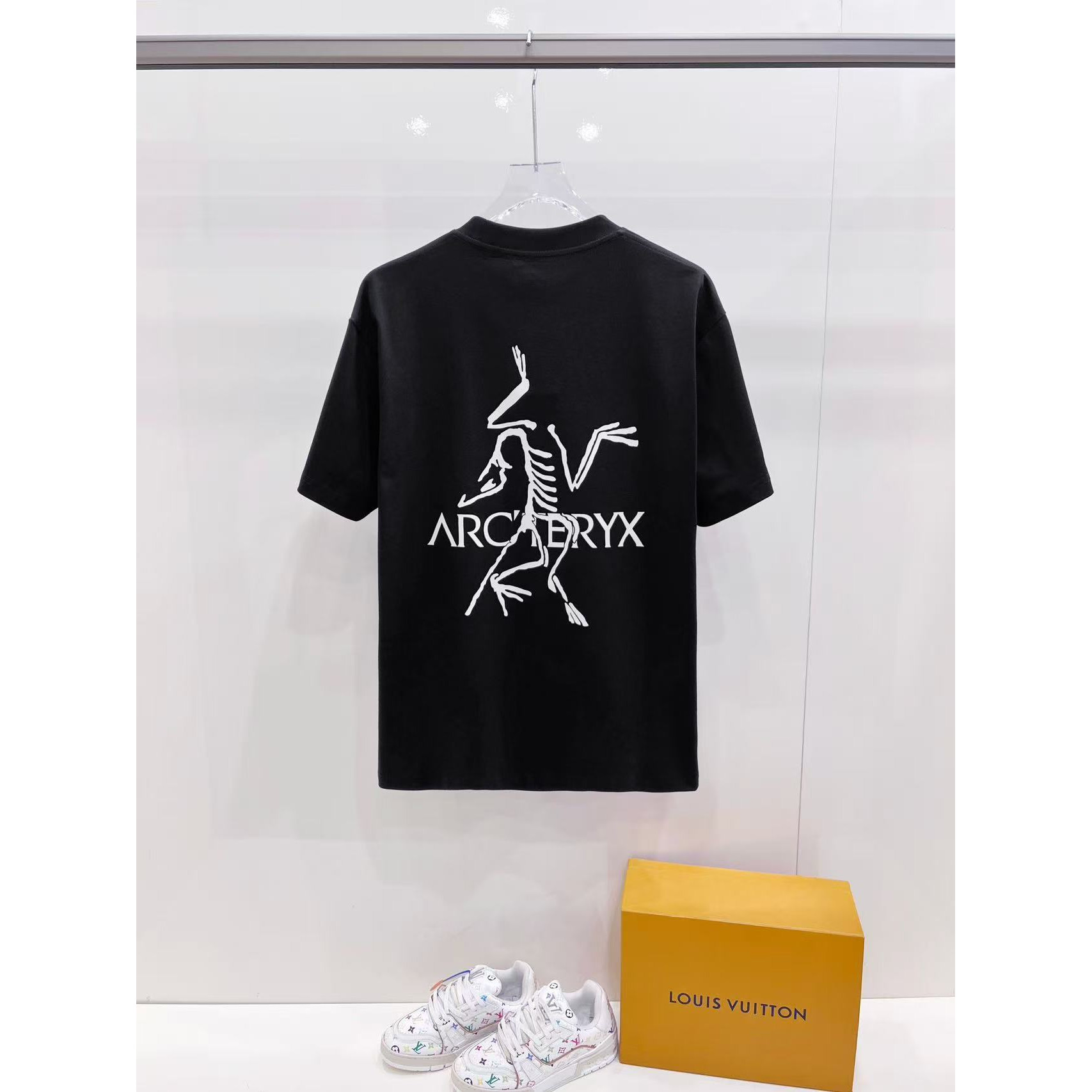 <p>Arc'teryx 短袖圆领T恤(黑)</p>