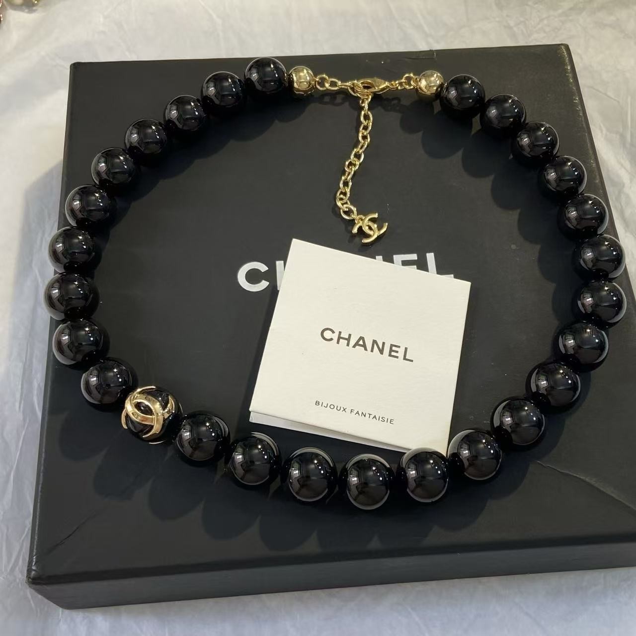 <p>CHANEL 抱珠吊金珠项链</p>