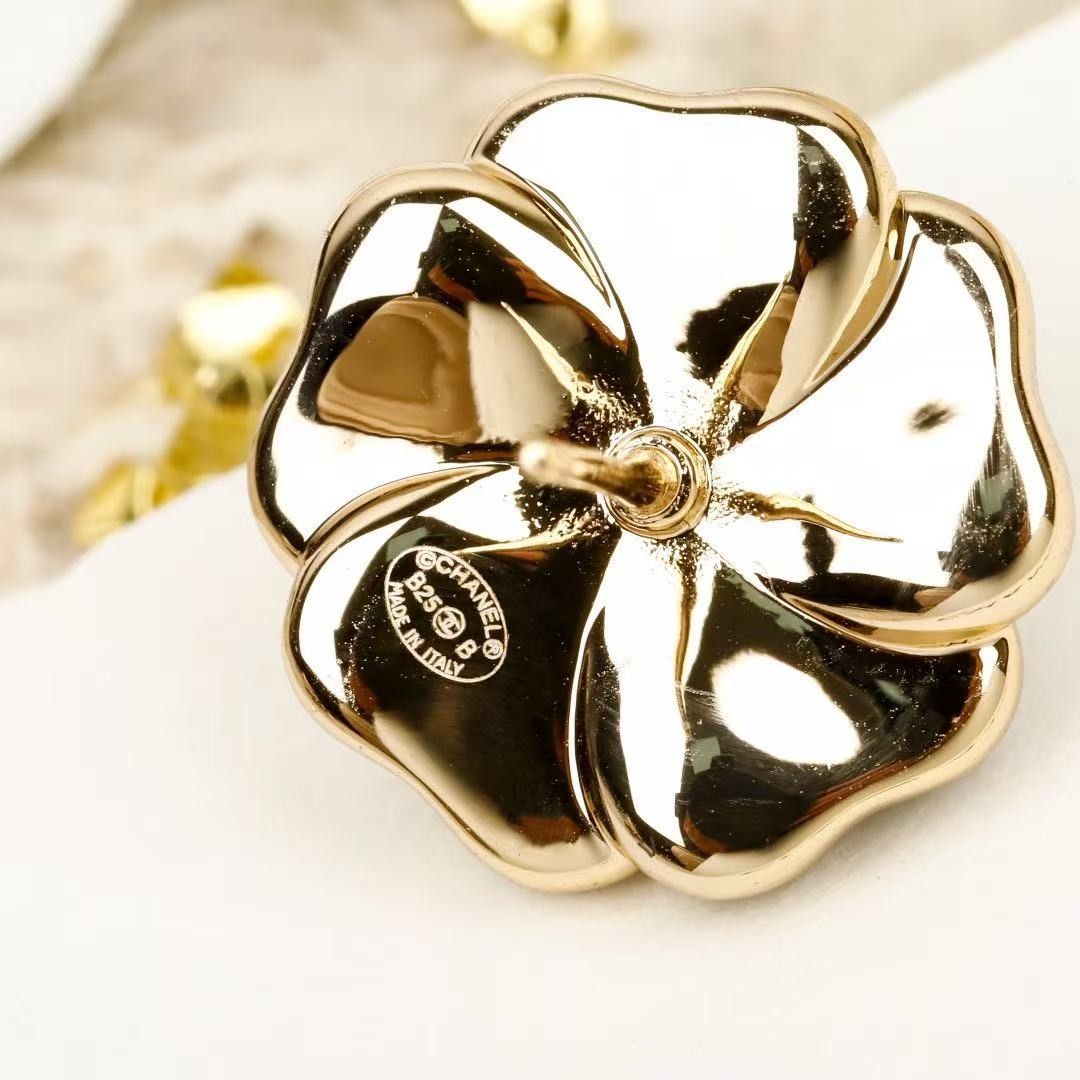 <p>CHANEL 山茶花双c耳钉</p>