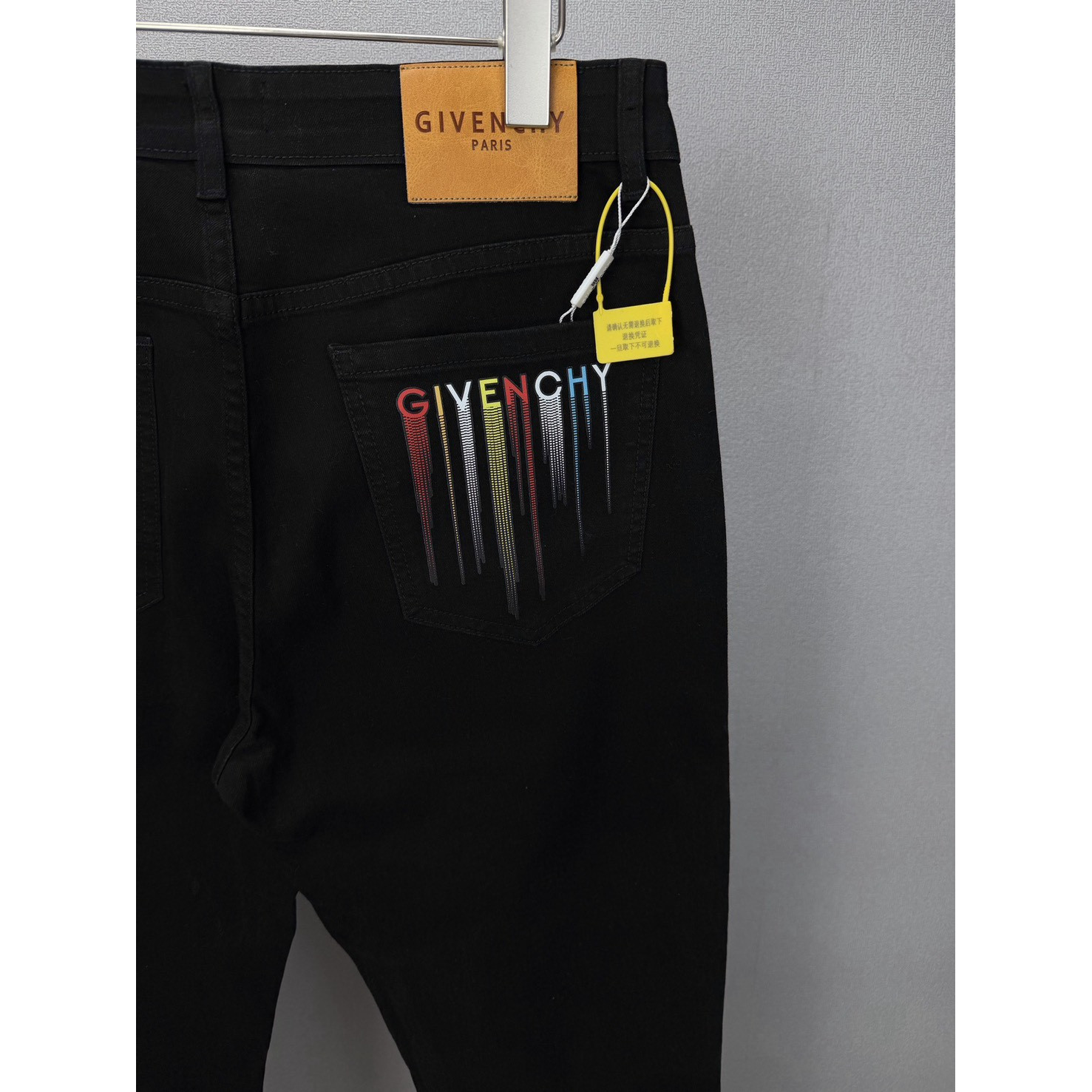 <p>Givenchy 口袋彩色字母印花情侣款水洗宽松弹力牛仔裤&nbsp;</p>