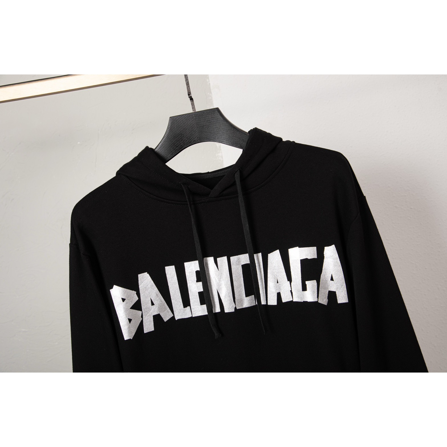 <p>Balenciaga 印花连帽外套(DZ83)(黑色)</p>