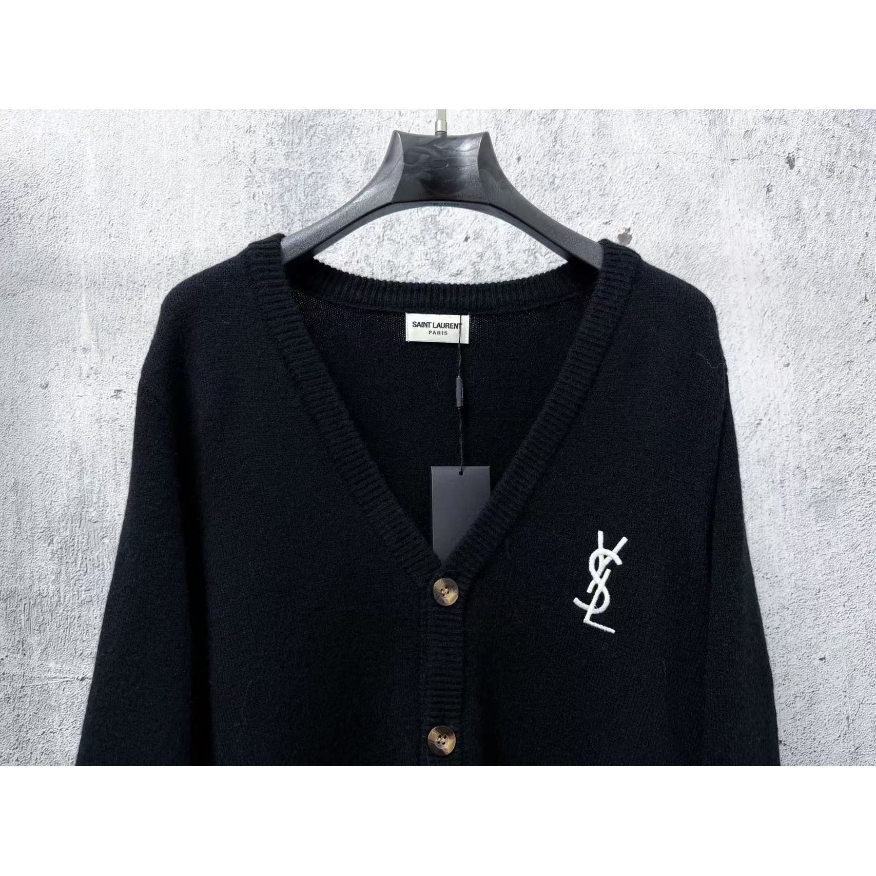 <p>YSL V领单排扣长袖针织开衫(黑)</p>