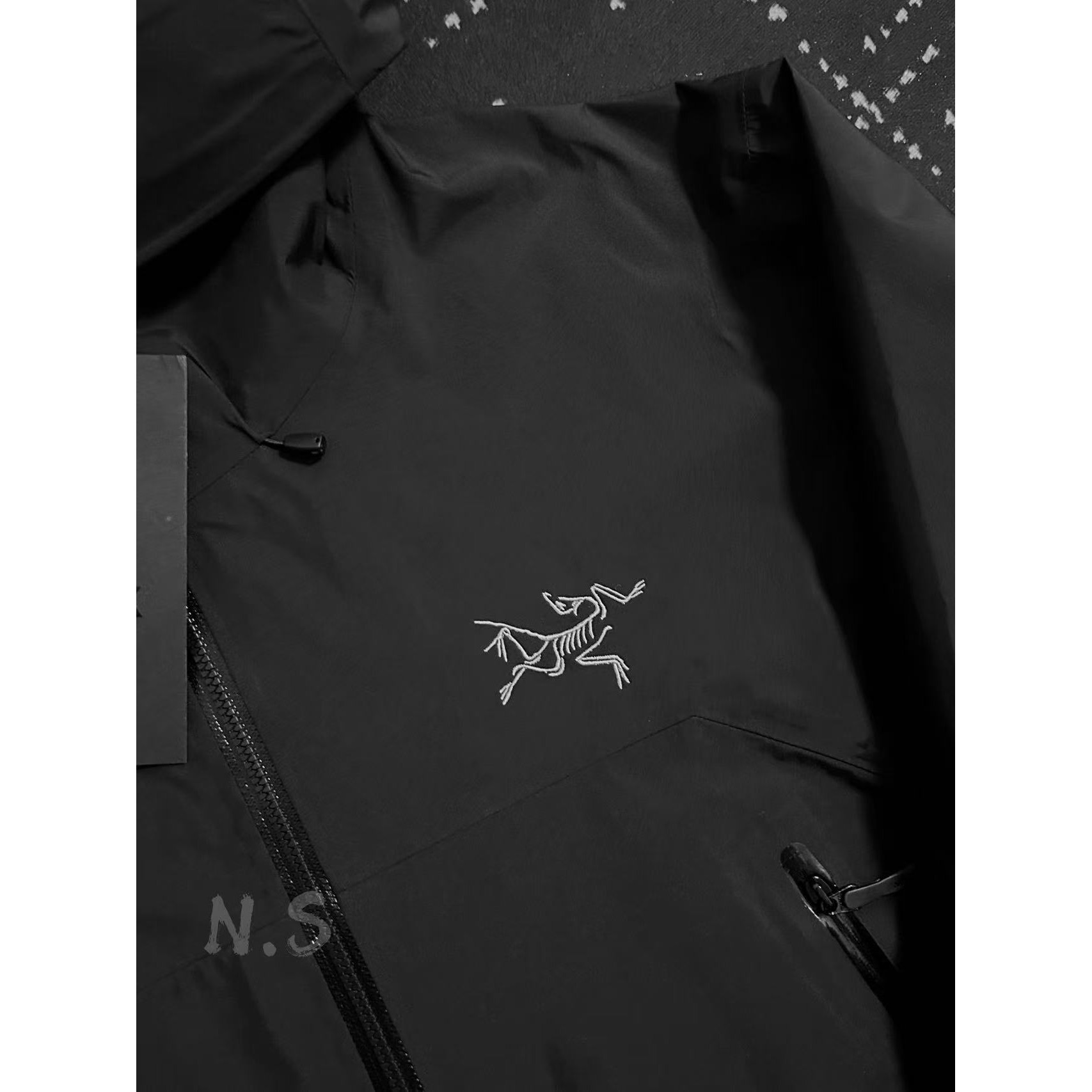 <p>Arc'teryx Beta系列 SL GORE-TEX 硬壳刺绣连帽防水防风透气冲锋衣 (黑色)</p>