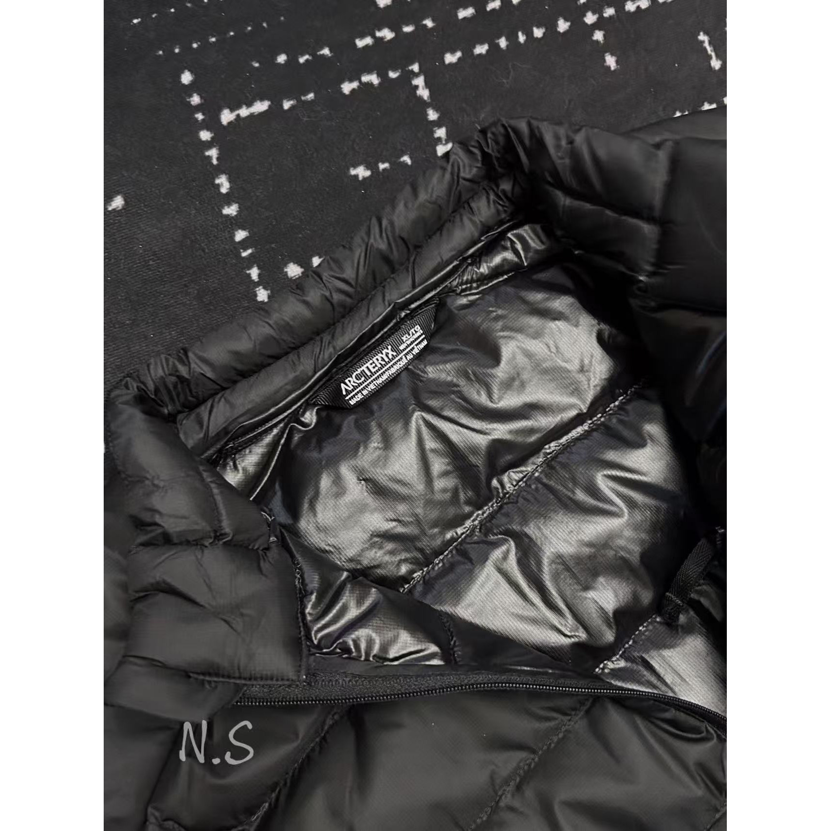 <p>Arc'teryx 立领鹅绒马甲(黑)</p>