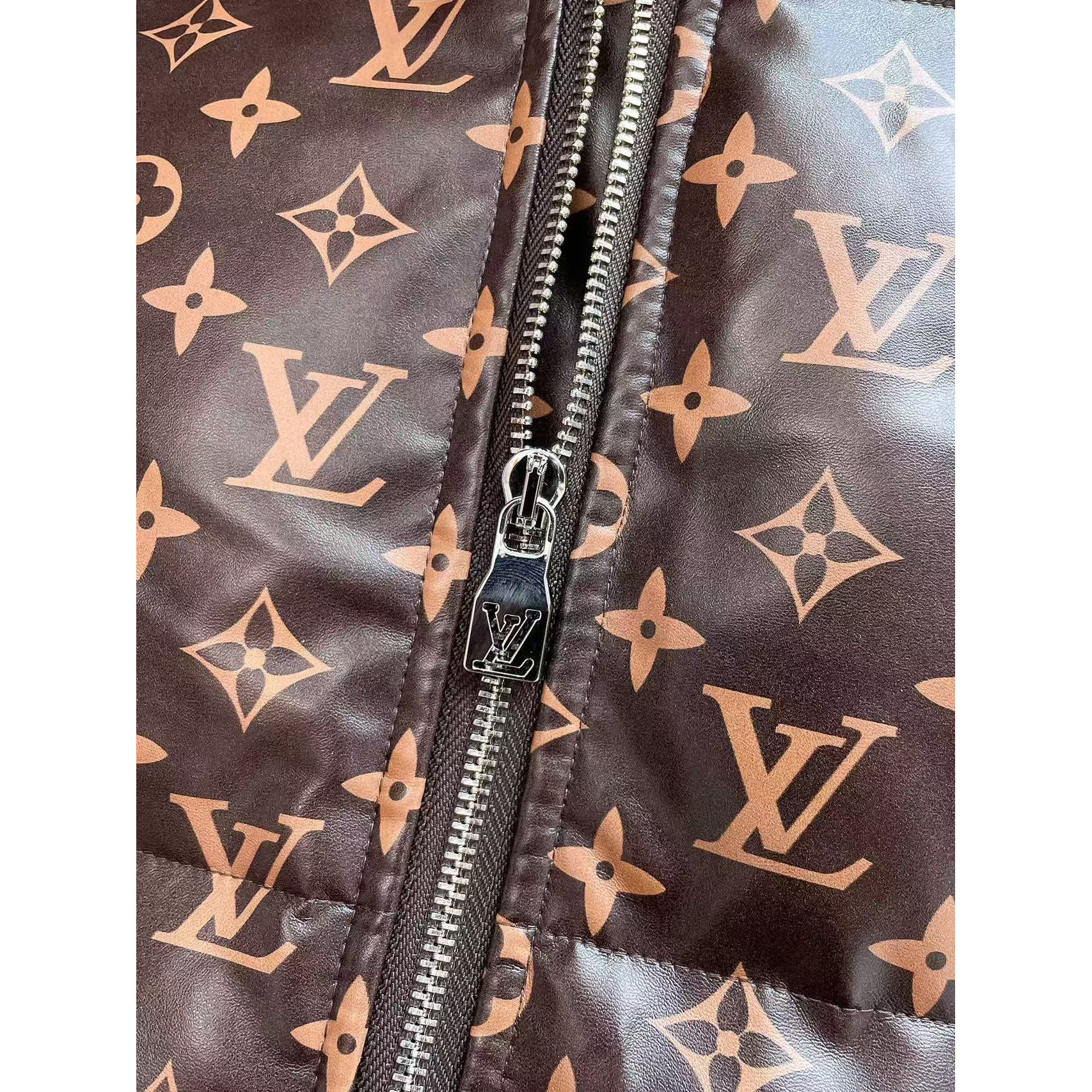<p>LV 秋冬新款羽绒服(棕色)</p>