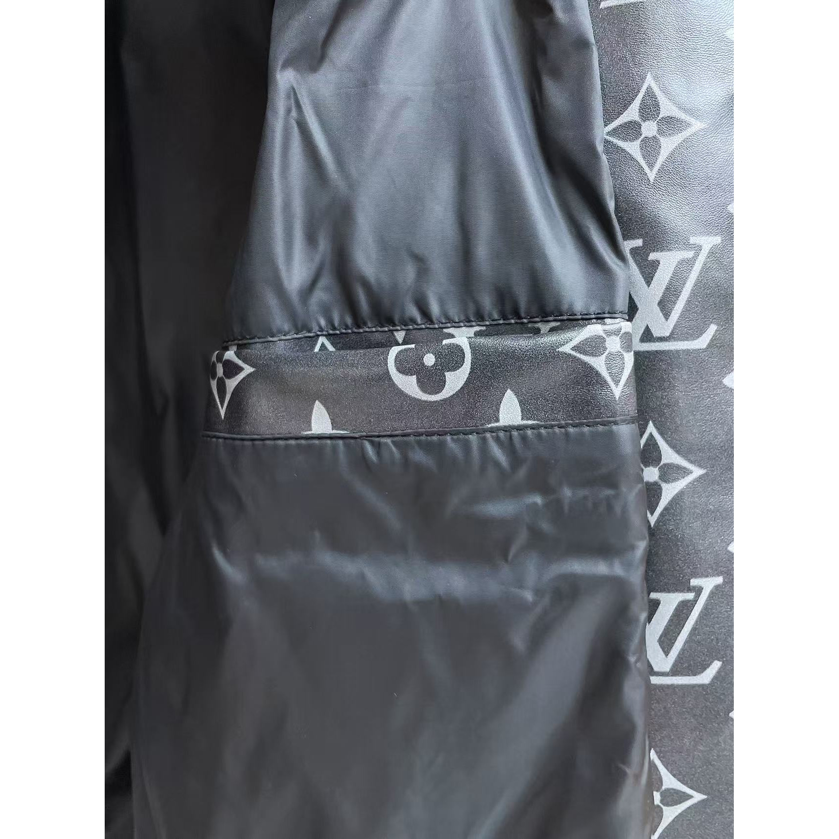 <p>LV 秋冬新款羽绒服(黑)</p>