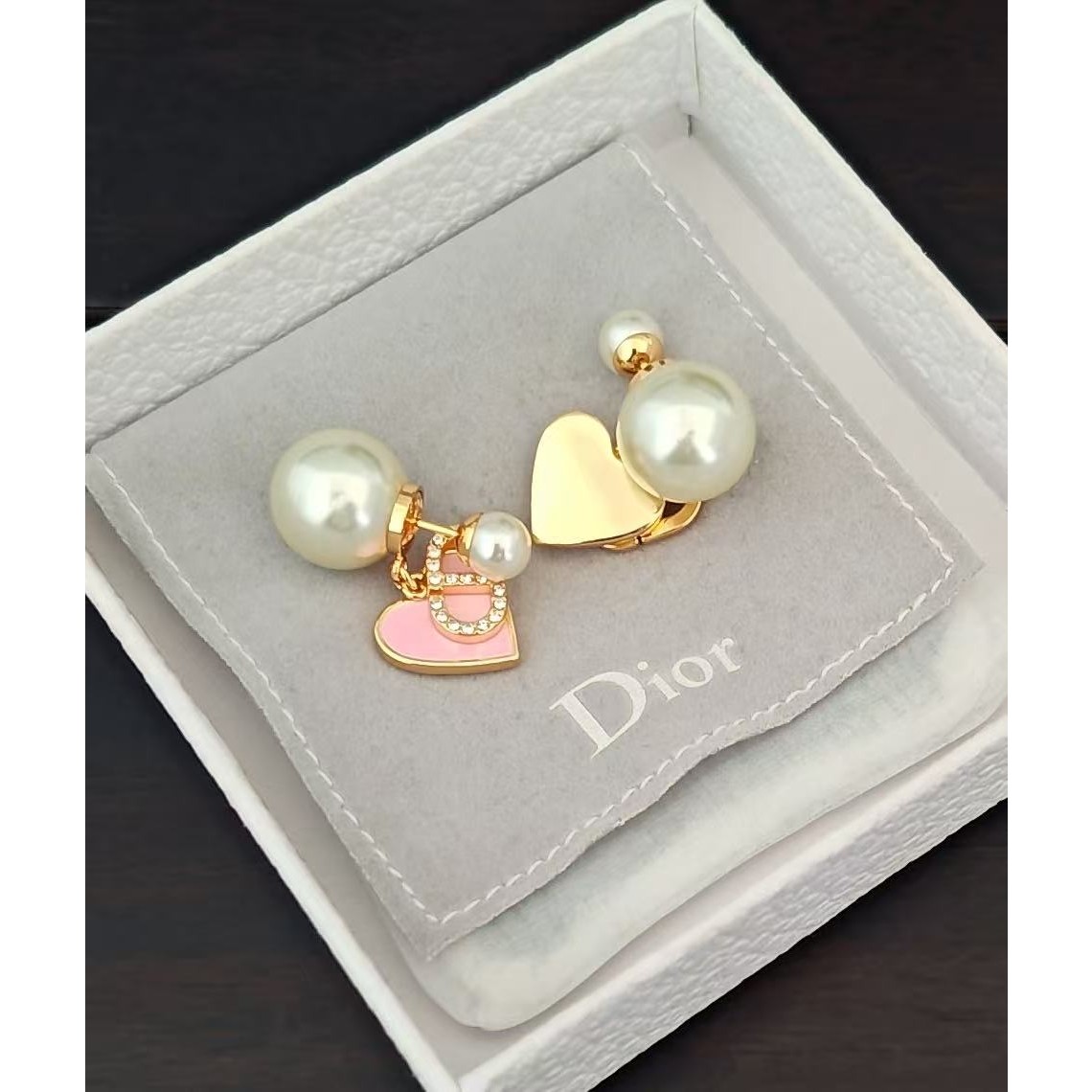 <p>DIOR&nbsp;大小珍珠粉色爱心耳环</p>