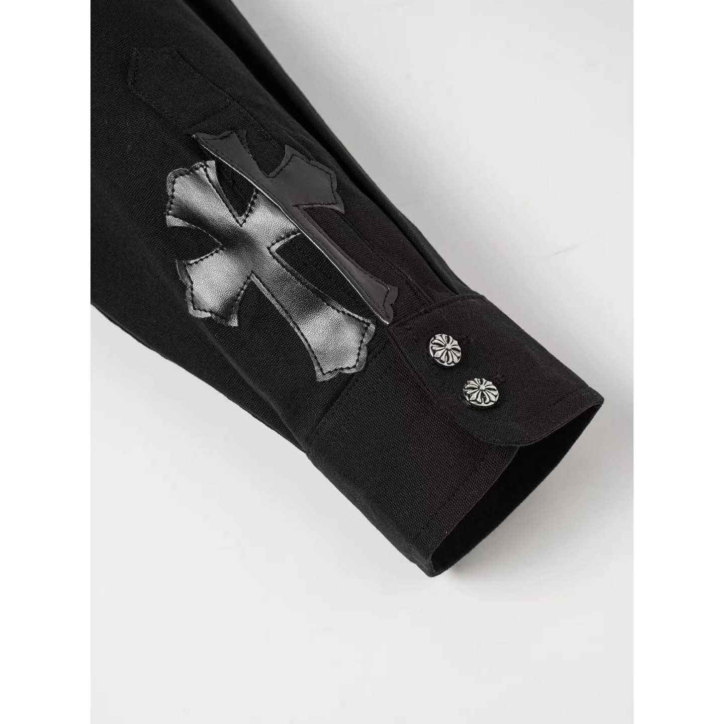 <p>CHROME HEARTS Vintage火焰拼皮工装长袖衬衫(黑)</p>