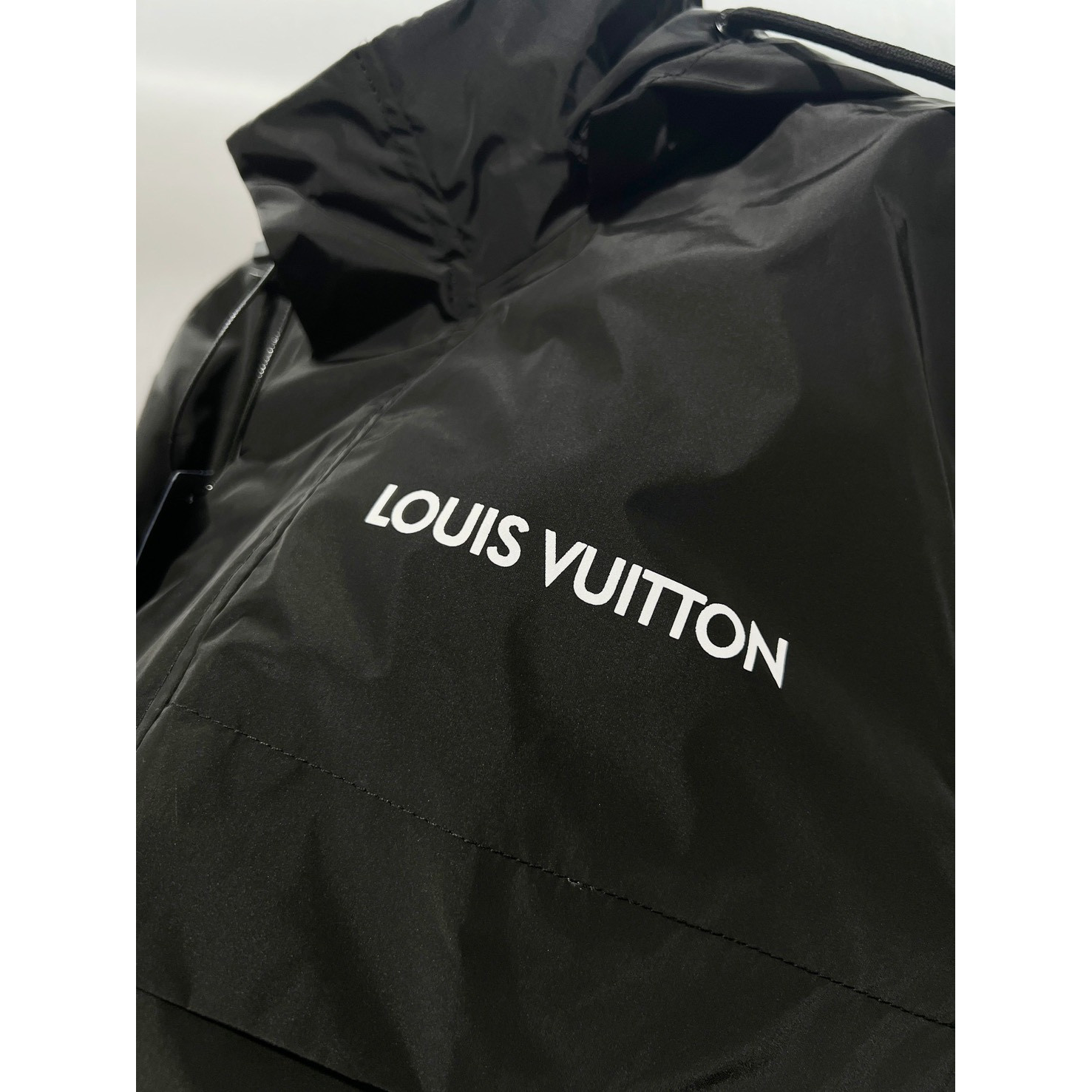 <p>LV&nbsp;夹克外套(黑)</p>