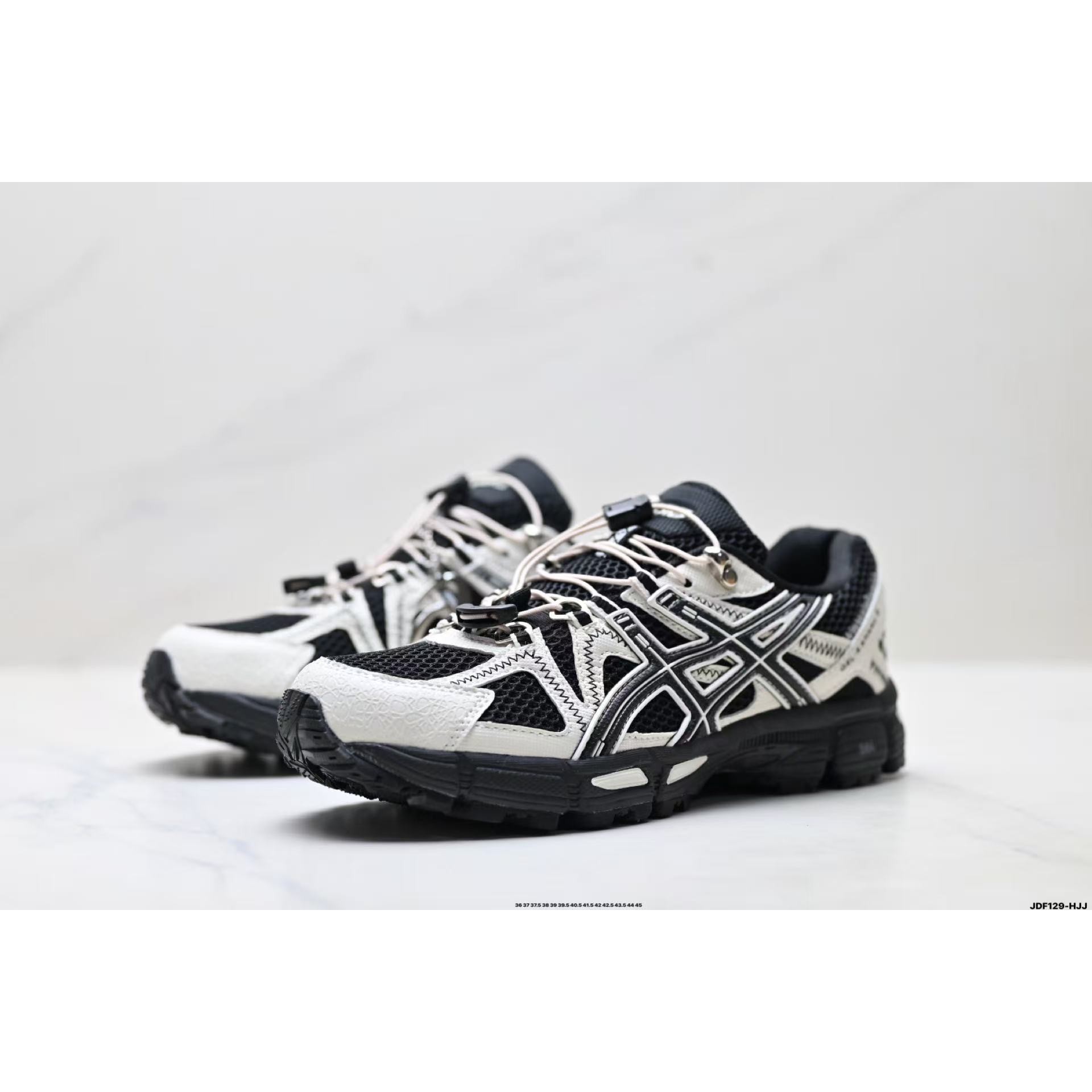 <p>Asics Gel-Kahana 8 FL 经典户外跑鞋(黑白)</p>