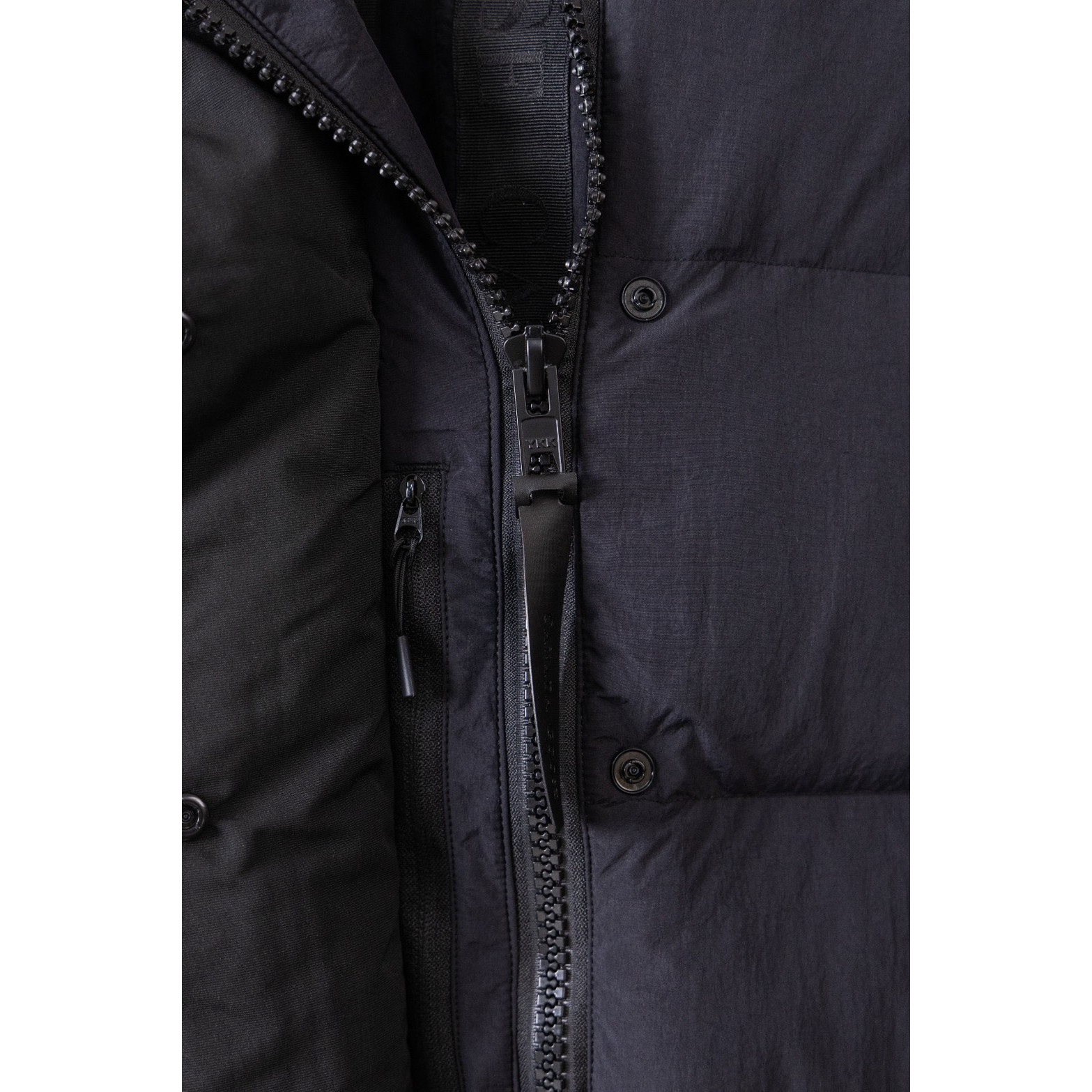 <p>Canada Goose Junction 黑标短款羽绒服(欧阳娜娜同款)(黑色)</p>
