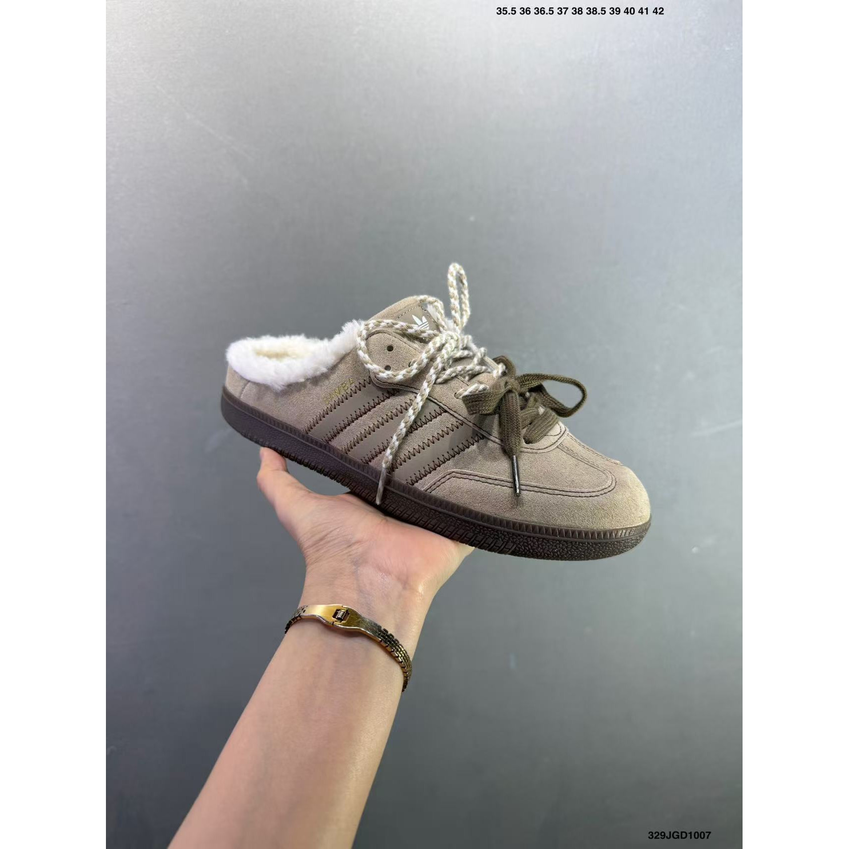 <p>Adidas Originals Samba OG Mule 休闲拖鞋(灰)</p>