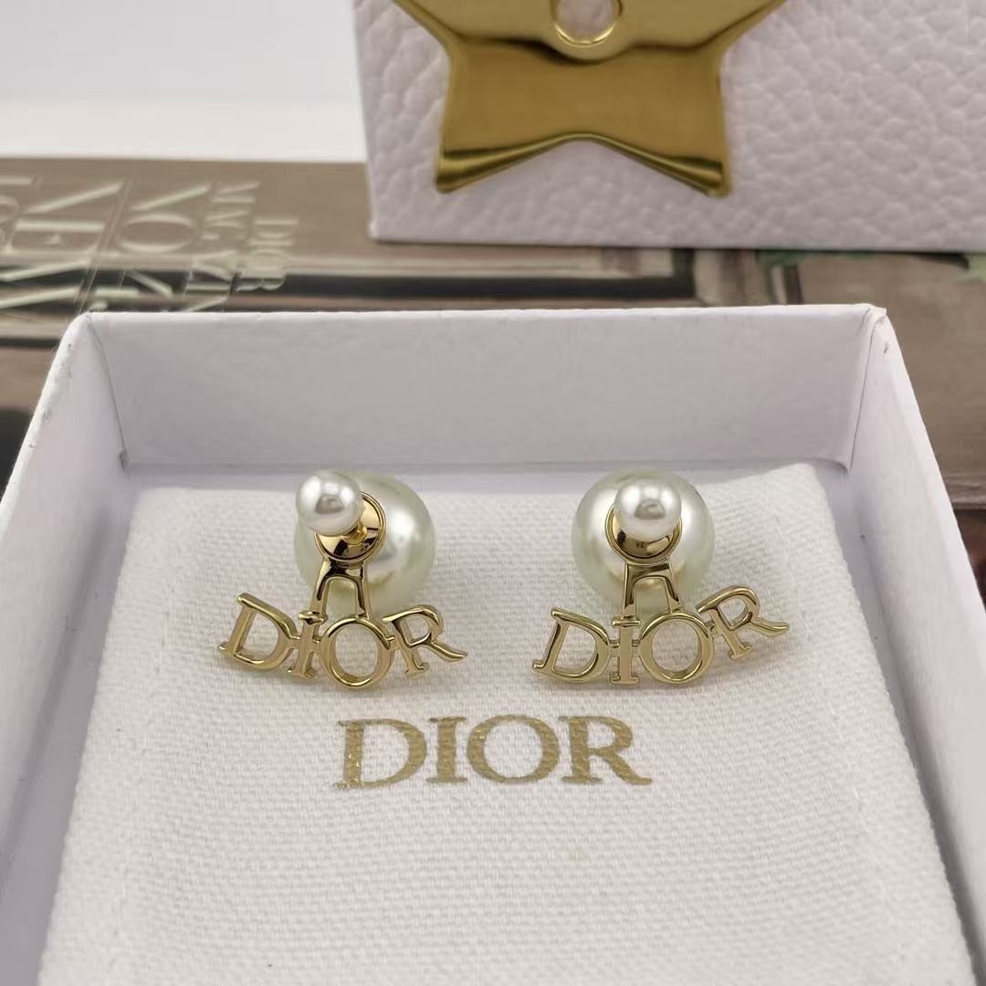 <p>DIOR&nbsp;字母双珠耳钉</p>