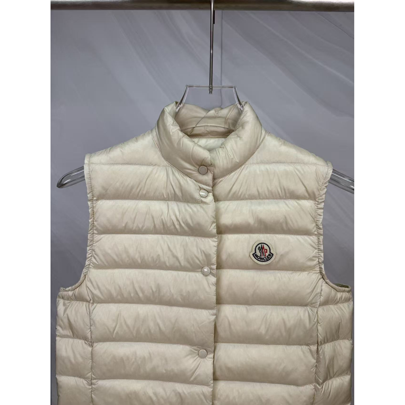 <p>Moncler Liane女士立领羽绒服(米)</p>