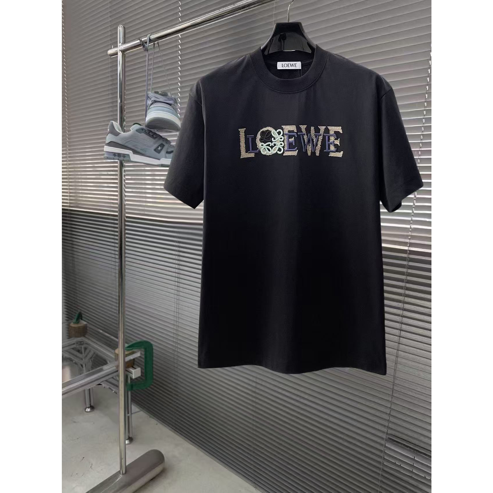 <p>LOEWE 专柜新款短袖T恤(黑)</p>