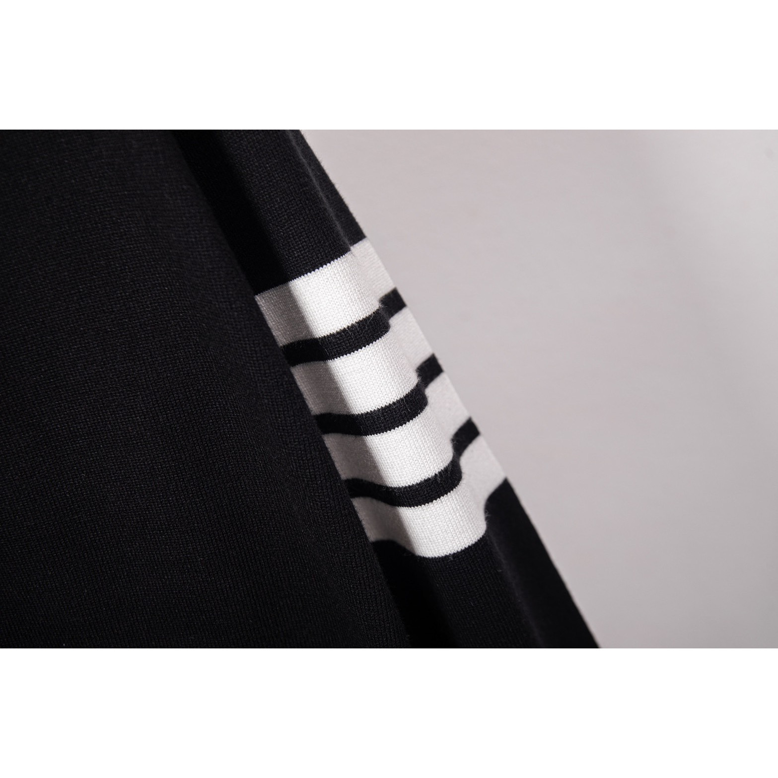 <p>Thom Browne&nbsp;针织开衫外套(黑色DZ17)</p>