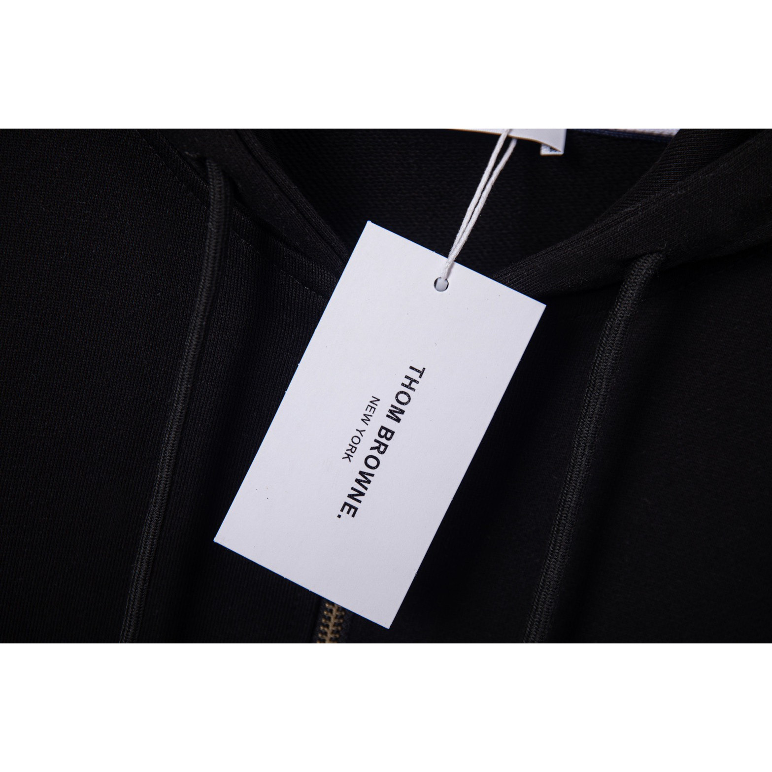 <p>Thom Browne&nbsp;连帽抽绳外套(黑DZ16)</p>