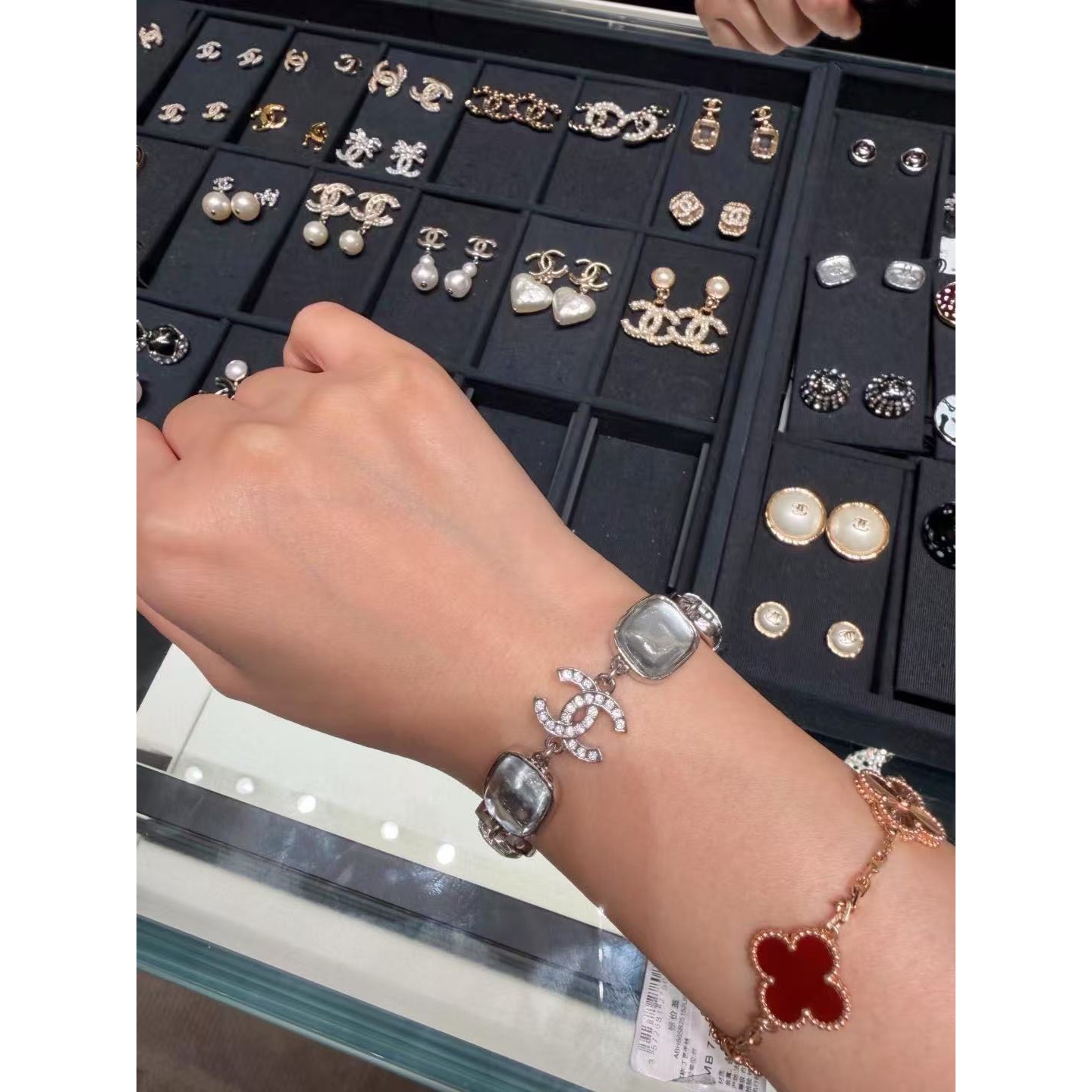 <p>CHANEL 银色方糖透明水晶双C手链</p>