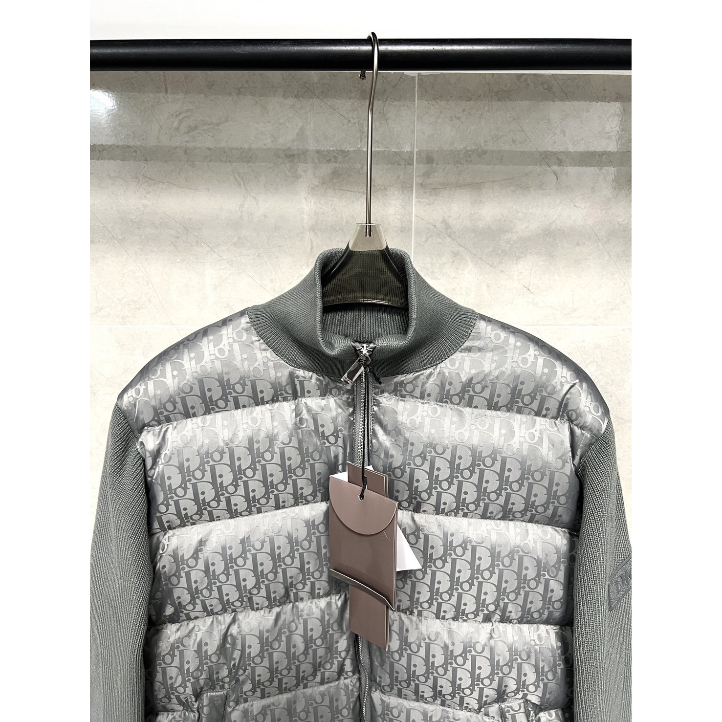 <p>Dior 经典针织羽绒款(深灰色)</p>

<p>&nbsp;</p>
