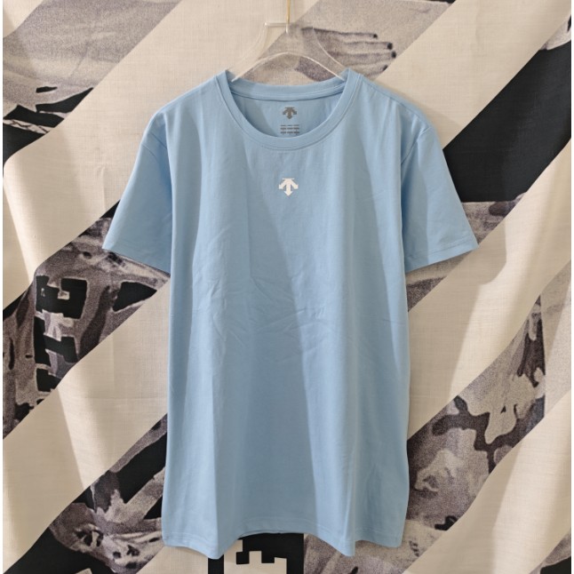 <p>DESCENTE 速乾短袖T恤</p>