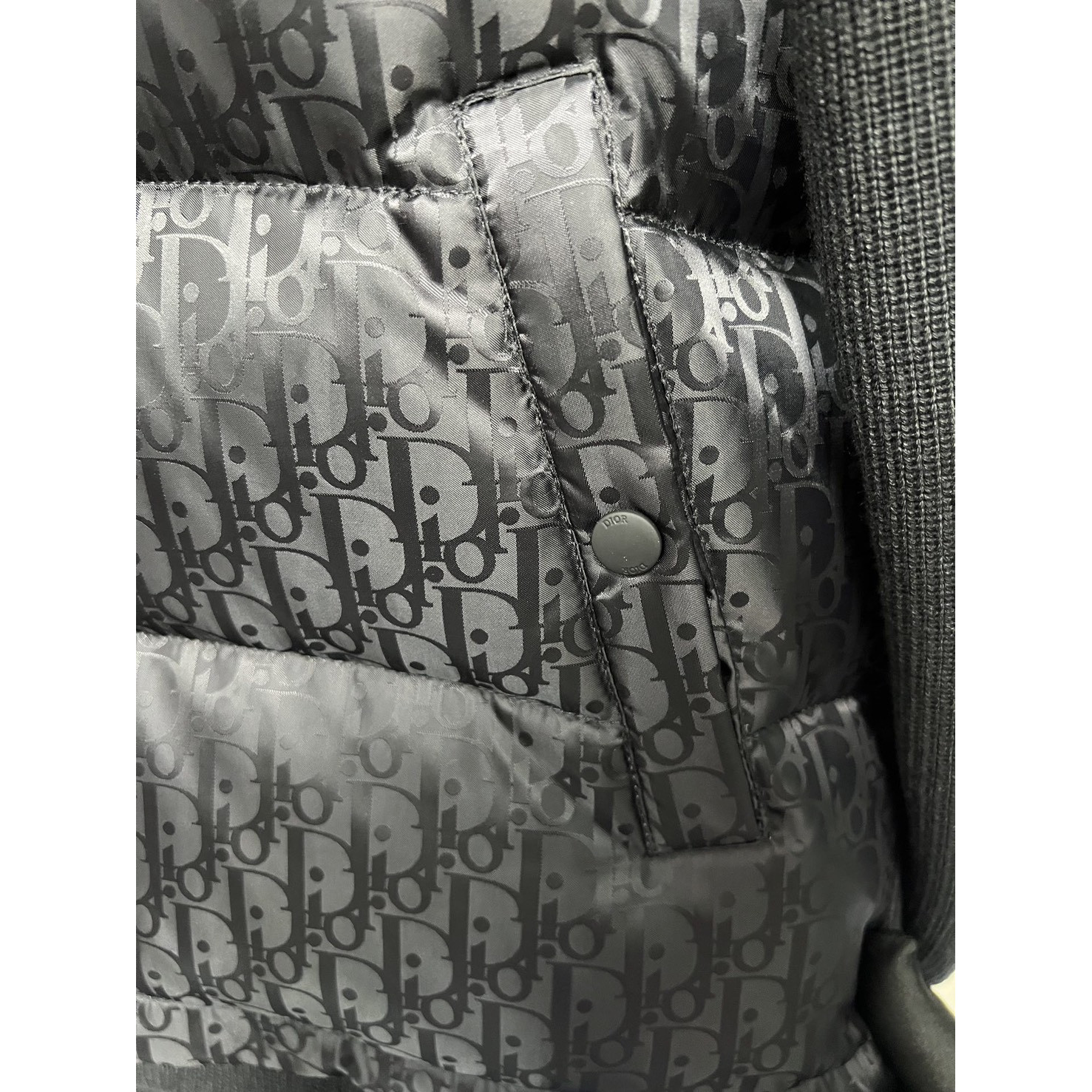 <p>Dior 经典针织羽绒款(黑色)</p>

<p>&nbsp;</p>