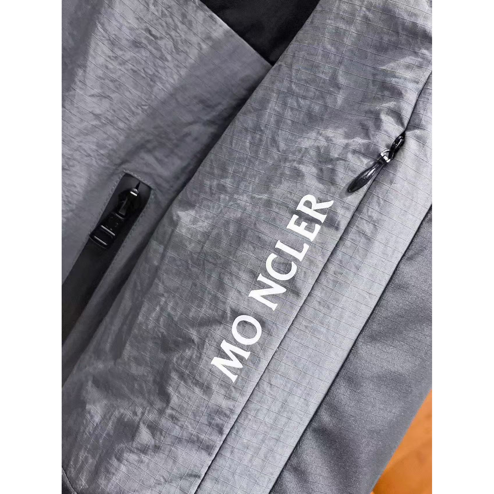 <p>MONCLER&nbsp;秋冬新款羽绒服(灰)</p>