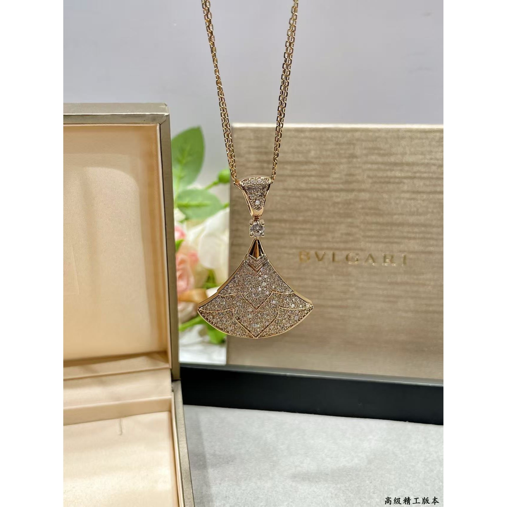 <p>BVLGARI&nbsp; 高级满钻雪山项链</p>