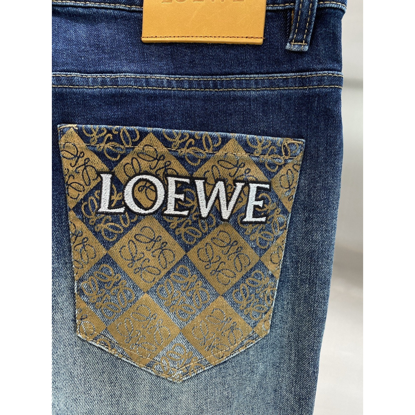 <p>LOEWE&nbsp;休闲牛仔裤</p>