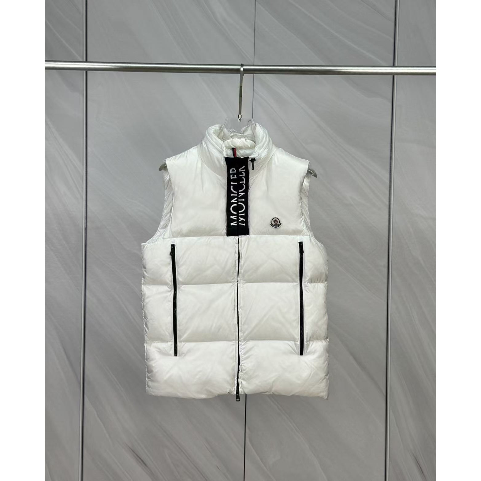<p>Moncler 男士Semeru马甲背心(白)</p>
