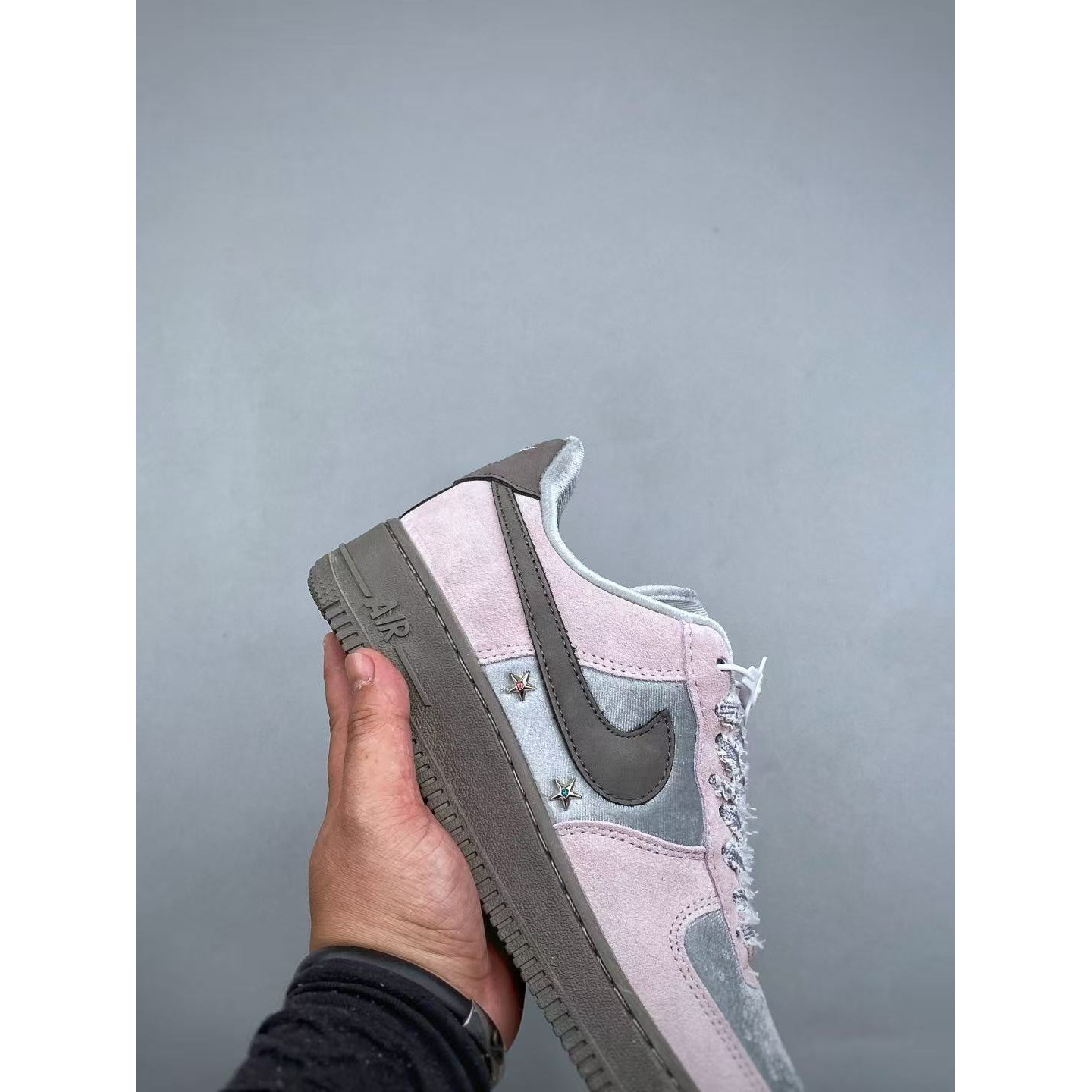 <p>NIKE AIR FORCE 1 LOW (粉)&nbsp;</p>