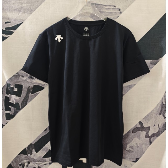 <p>DESCENTE 經典款速乾短袖T恤(黑)</p>