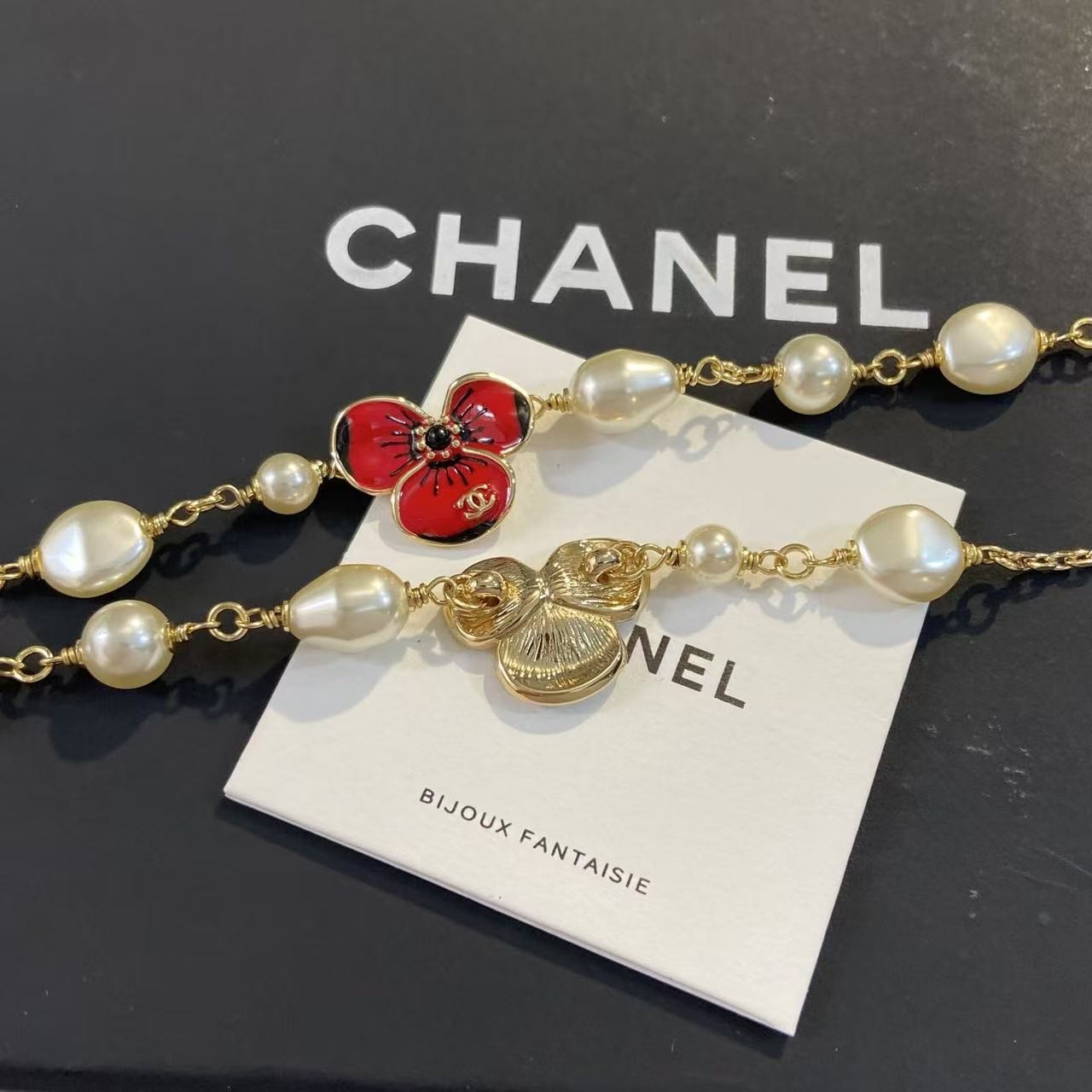 <p>CHANEL 三色堇珠流苏项链</p>