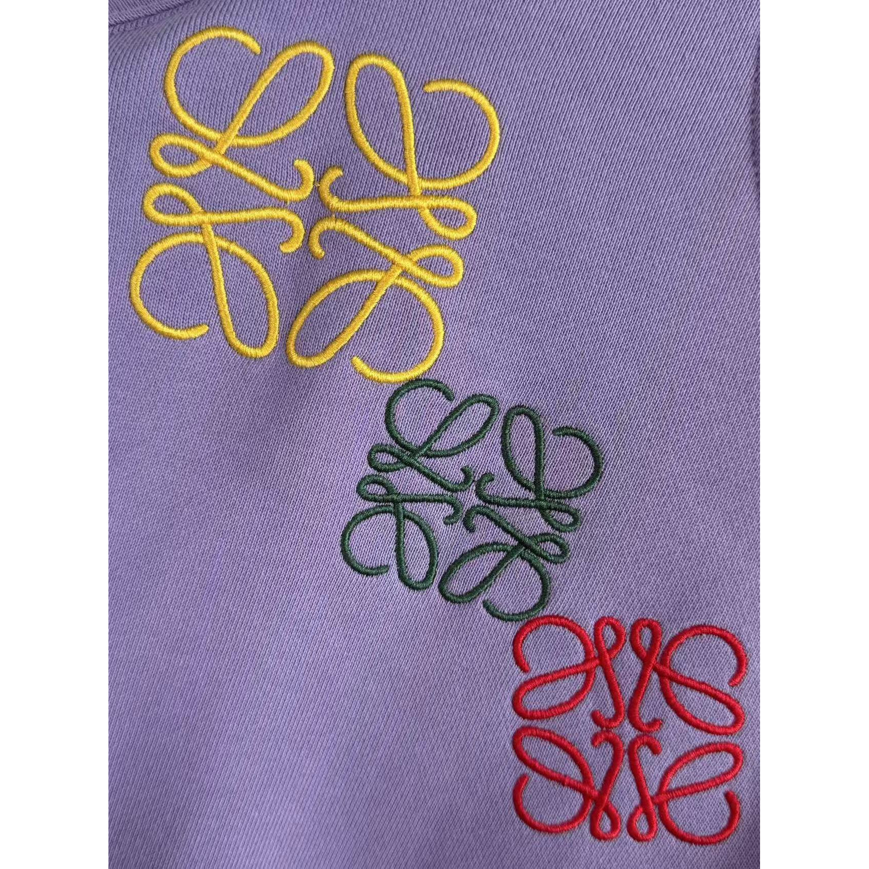 <p>LOEWE&nbsp;圆领卫衣(紫)</p>