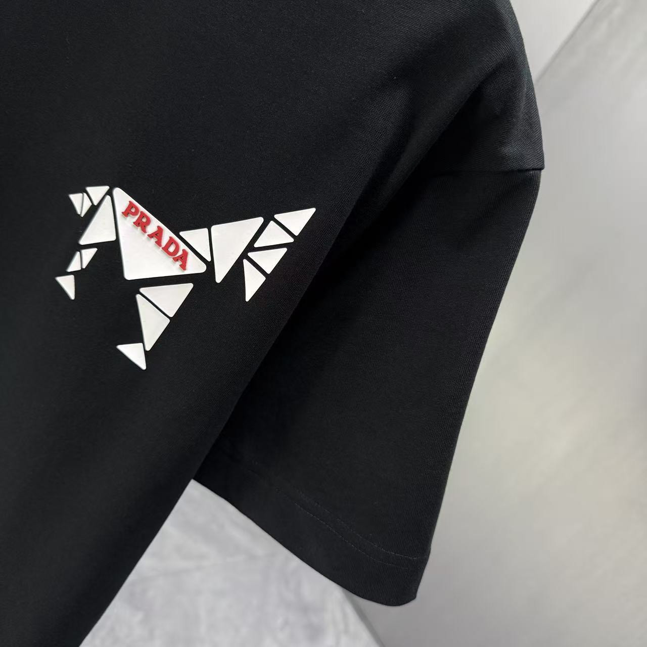 <p>Prada 短袖T恤(黑)</p>