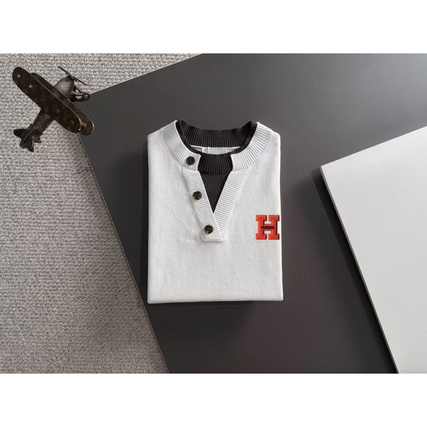<p>HERMES 秋冬官网最新毛衣(白)</p>