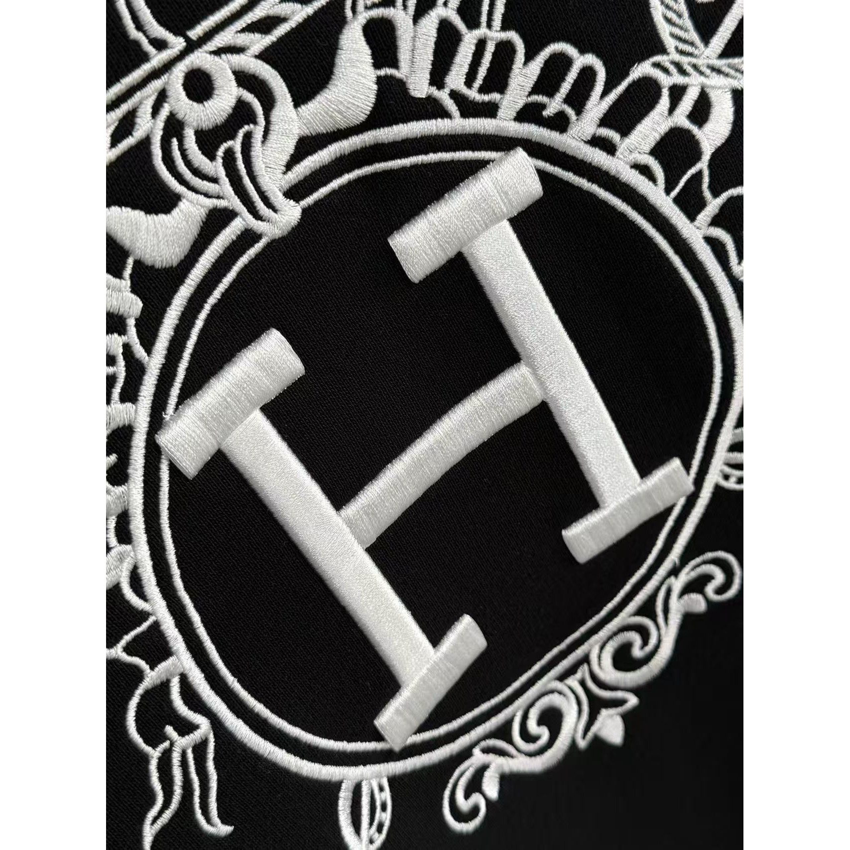 <p>Hermes 刺绣圆领卫衣(黑)</p>
