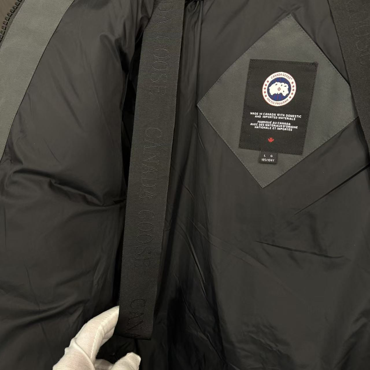 <p>Canada Goose Chelse*派克大衣羽绒服(灰色紅標)</p>