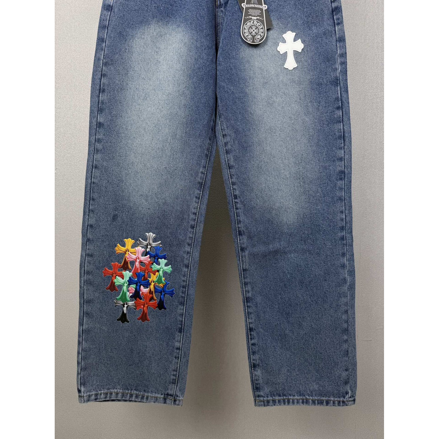 <p>CHROME HEARTS 彩色十字架印花情侣款水洗宽松牛仔裤</p>