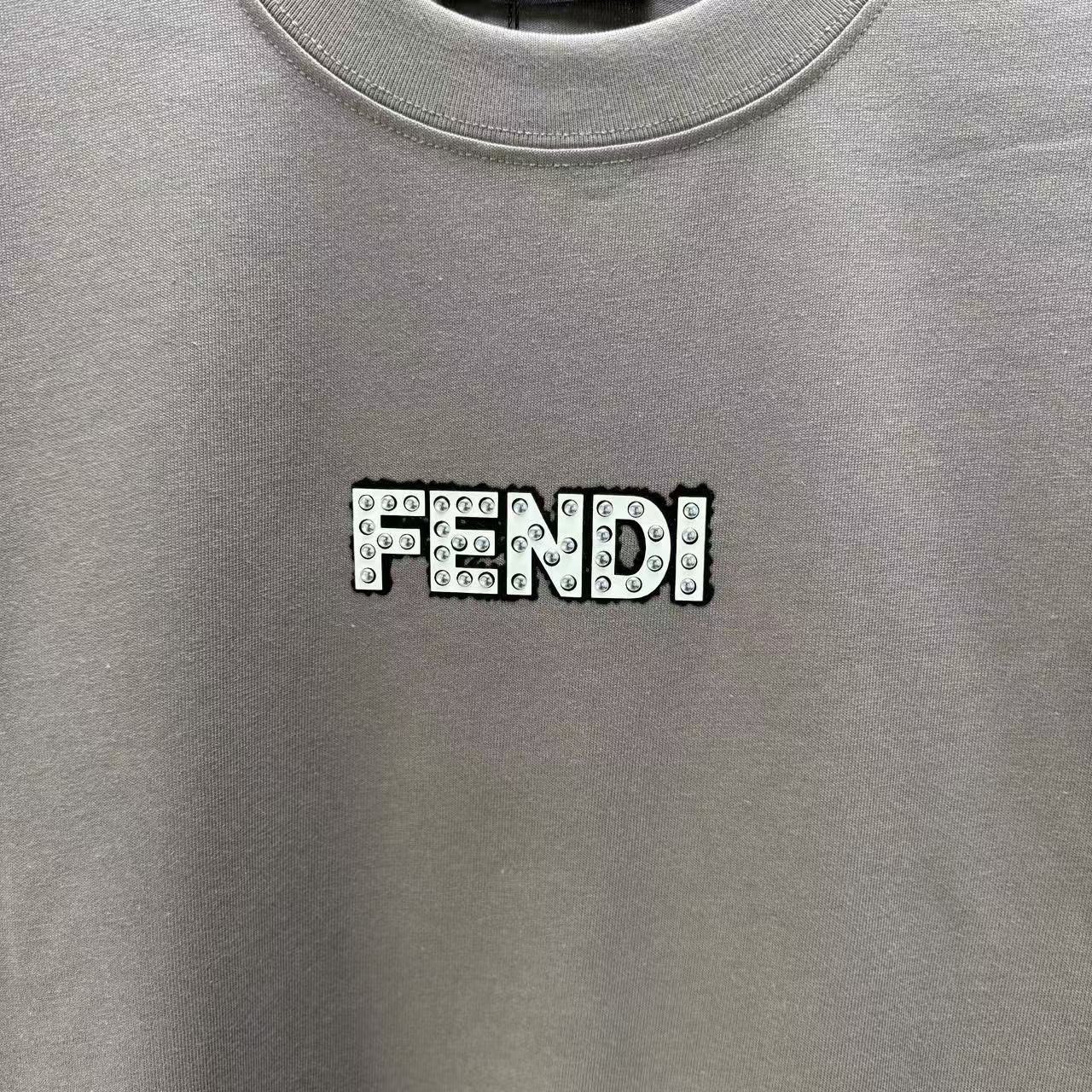 <p>FENDI 短袖T恤(棕)</p>