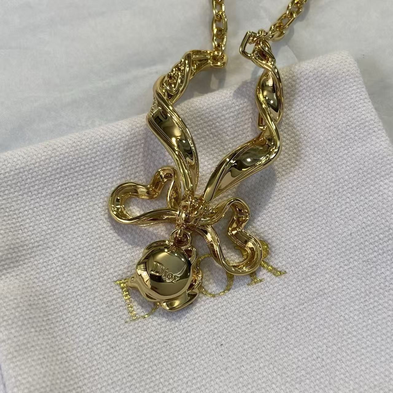 <p>DIOR 蝴蝶结流苏手链</p>