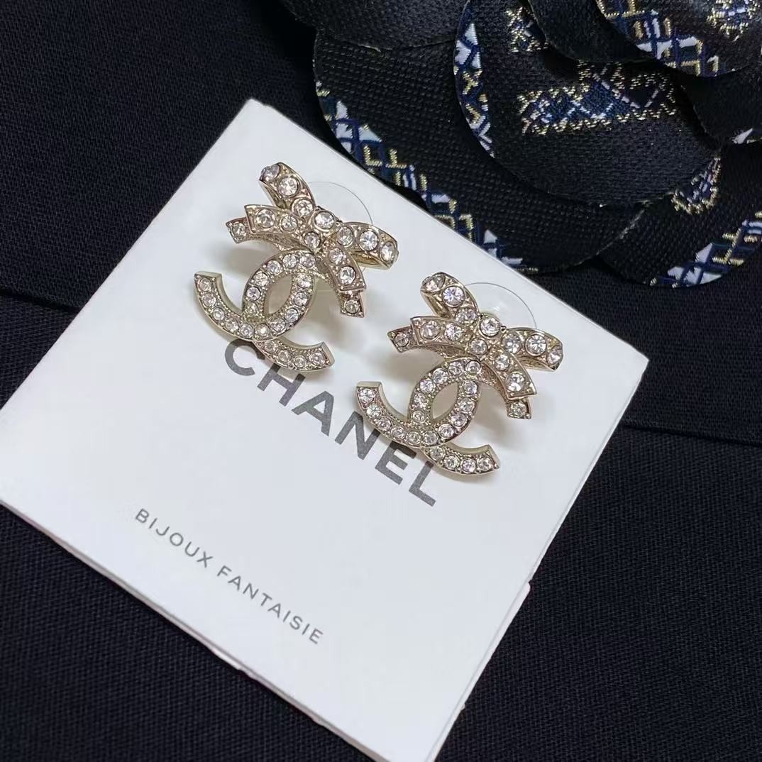 <p>CHANEL&nbsp;蝴蝶结双c耳钉</p>