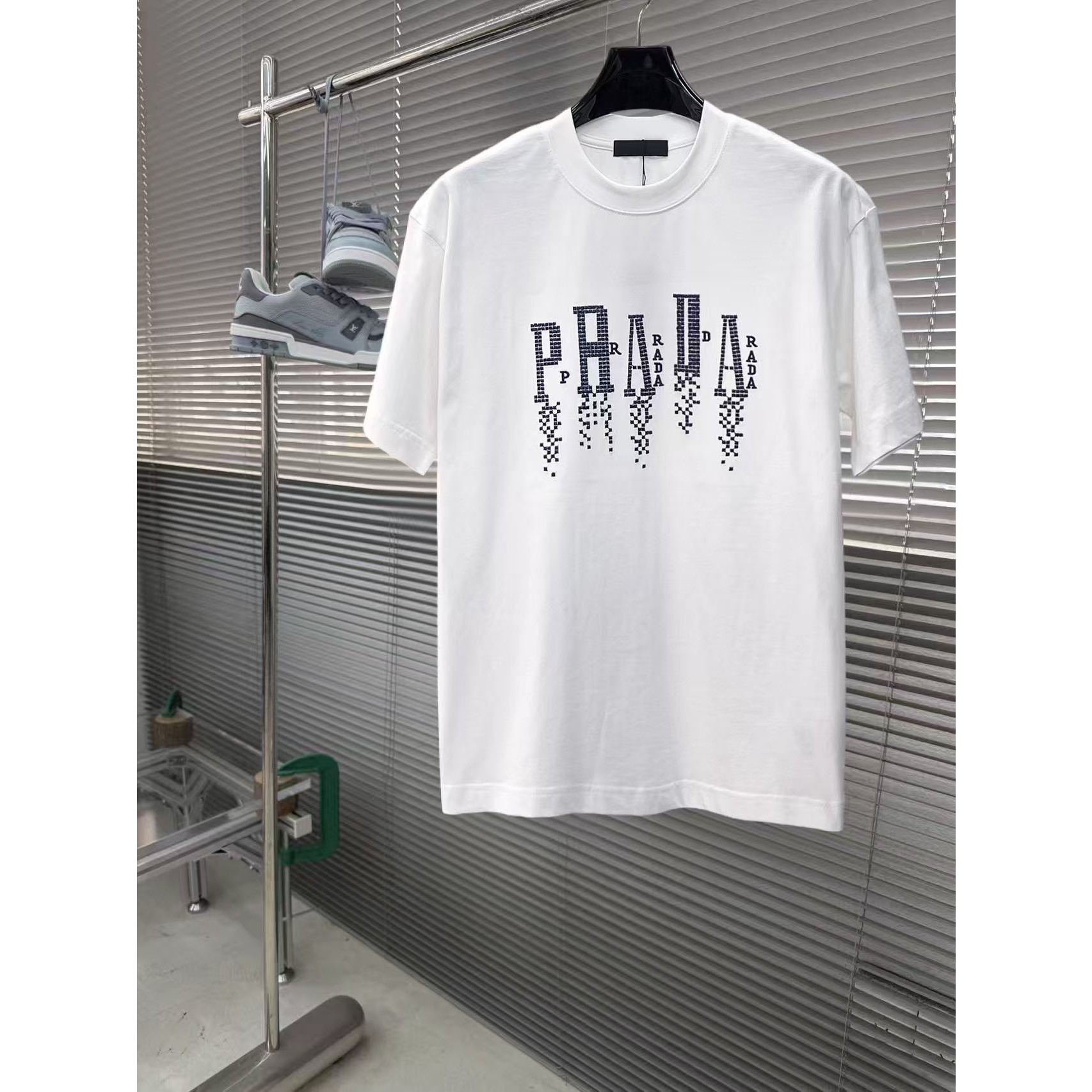 <p>PRADA 专柜新款短袖T恤(白)</p>