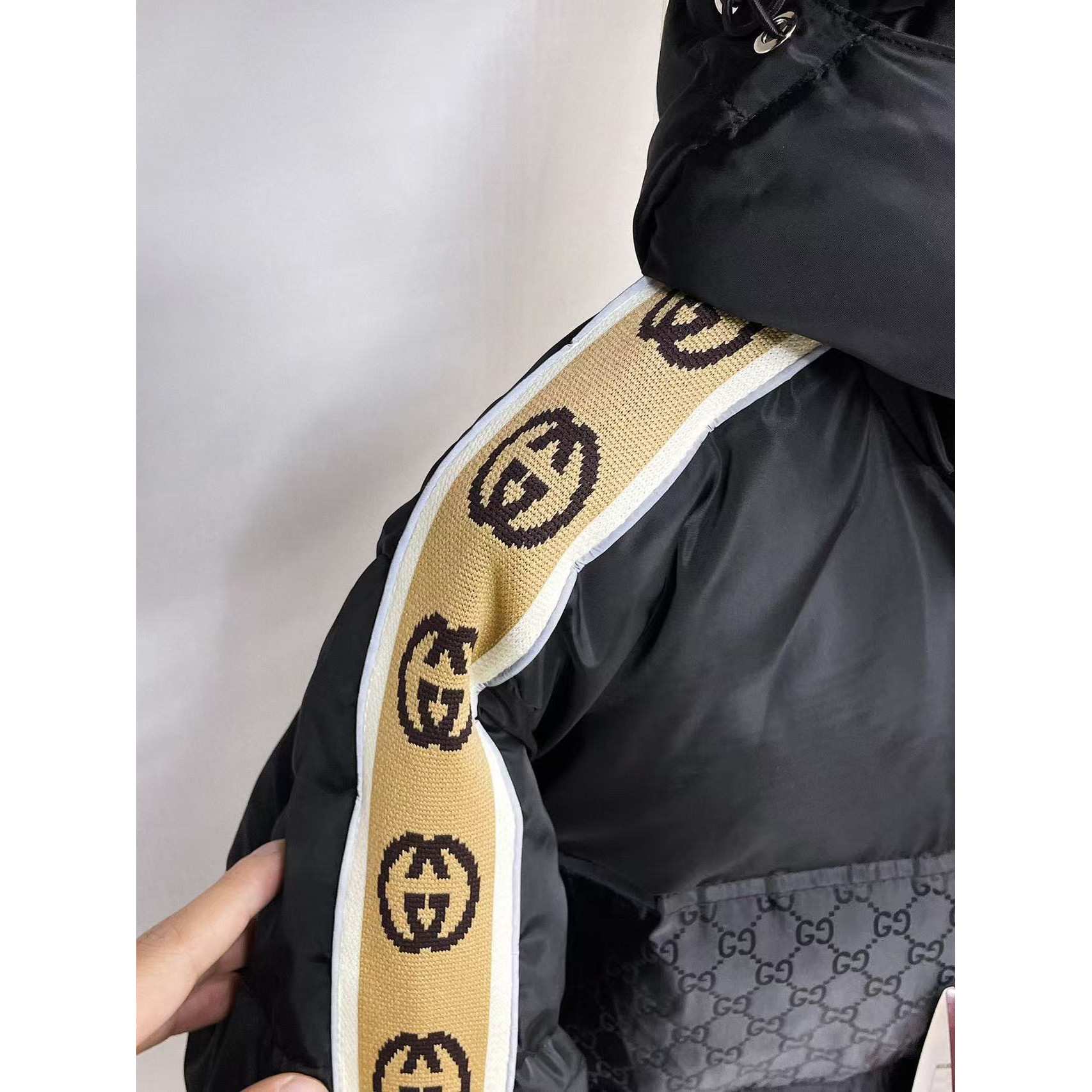 <p>GUCCI 秋冬新款羽绒服(黑)</p>