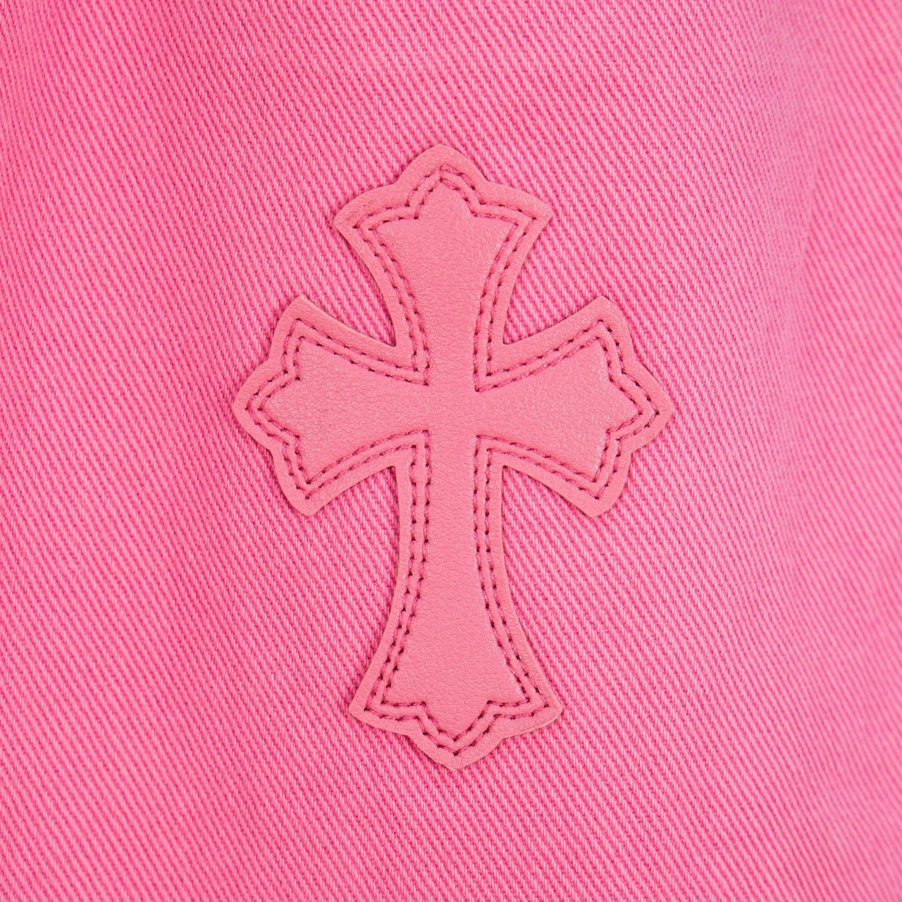 <p>CHROME HEARTS 多巴胺淡粉十字架贴皮水洗牛仔裤(1778#)</p>