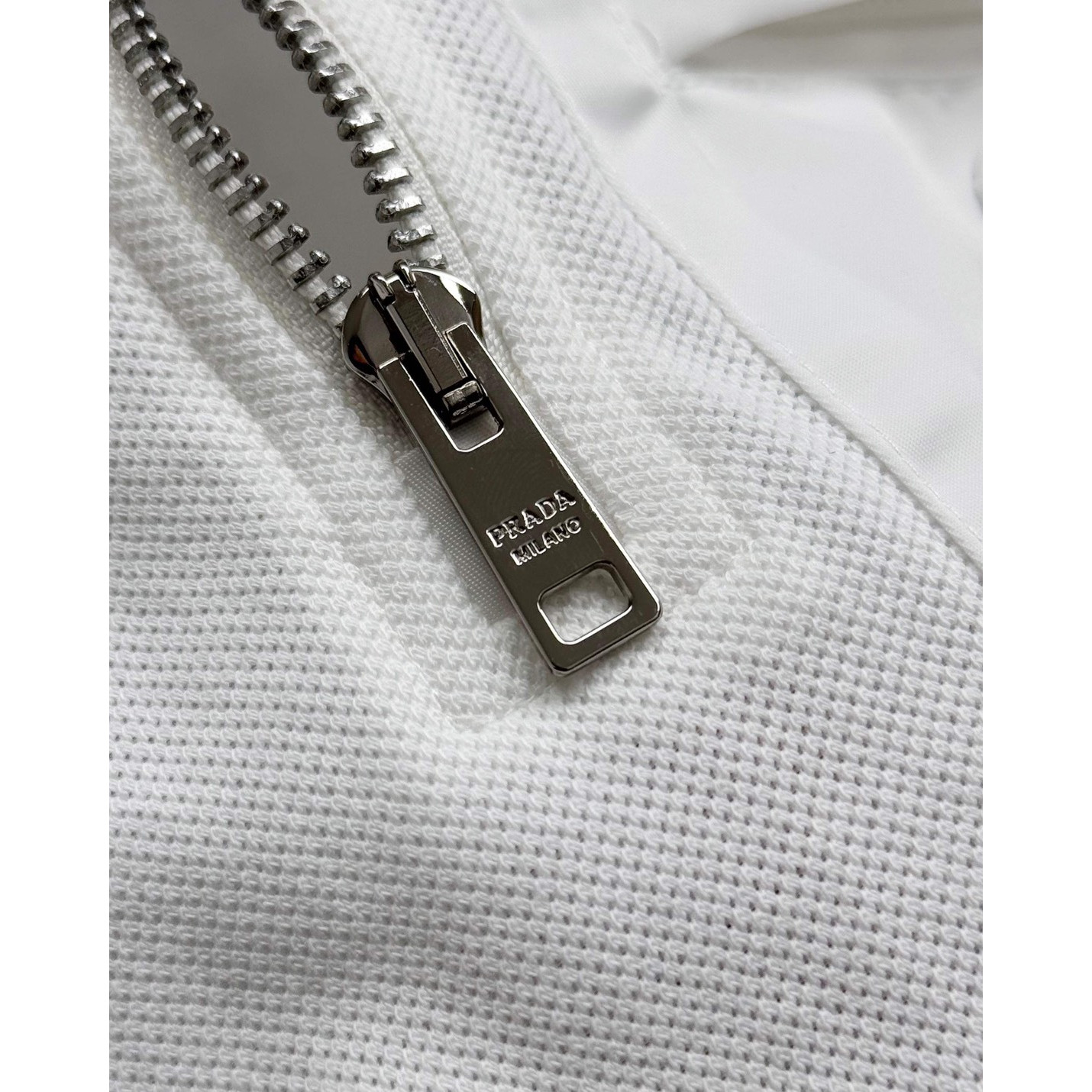 <p>PRADA&nbsp;短袖翻领polo衫(白)</p>