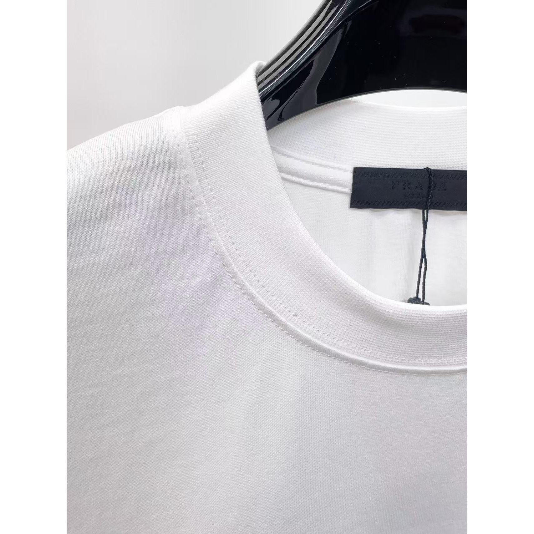 <p>PRADA 专柜新款短袖T恤(白)</p>