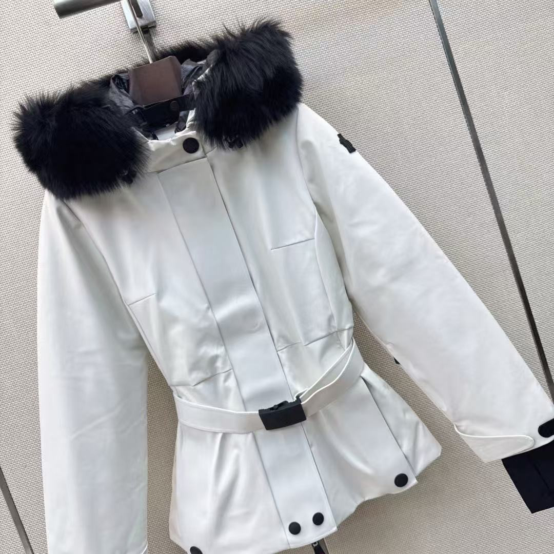 <p>MONCLER 经典Celac短款收腰羽绒滑雪服(白)</p>